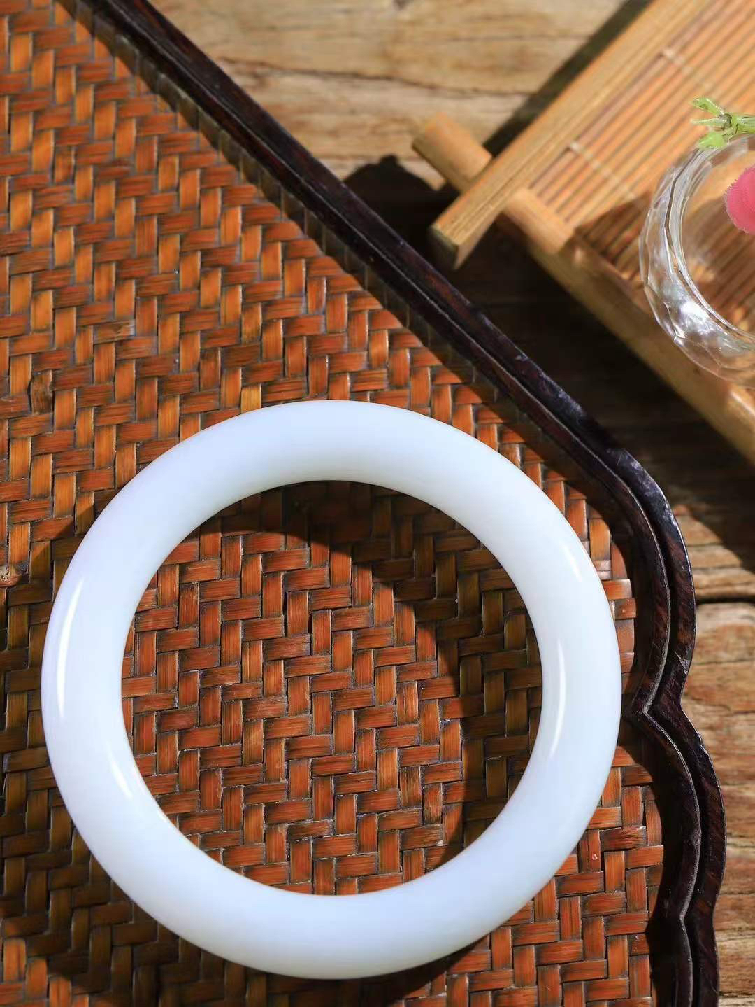 【玉佳人·手镯】

精品️和田玉白玉手镯 ，玉质细腻油润，做工细致精美，端庄素雅，亭亭玉立，芊芊素手。芊芊素手，怎能忘镯？秀美镯型，更显婀娜。内径57.5mm 尺寸11.8-10.8mm重64克69371480L