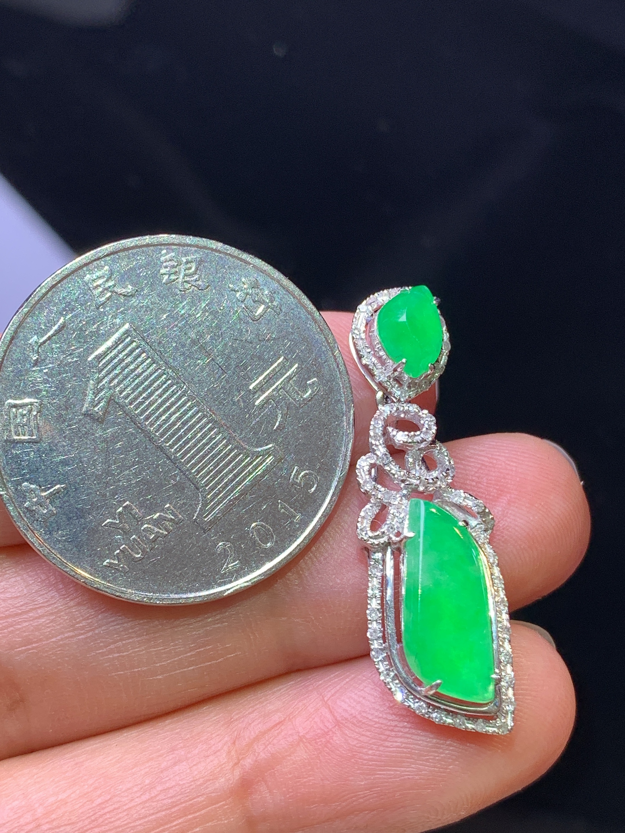 18k金钻镶嵌翠绿随形吊坠 玉质细腻 色泽艳丽清新 水润亮眼 整体尺寸31.6*9.6*6.2z1