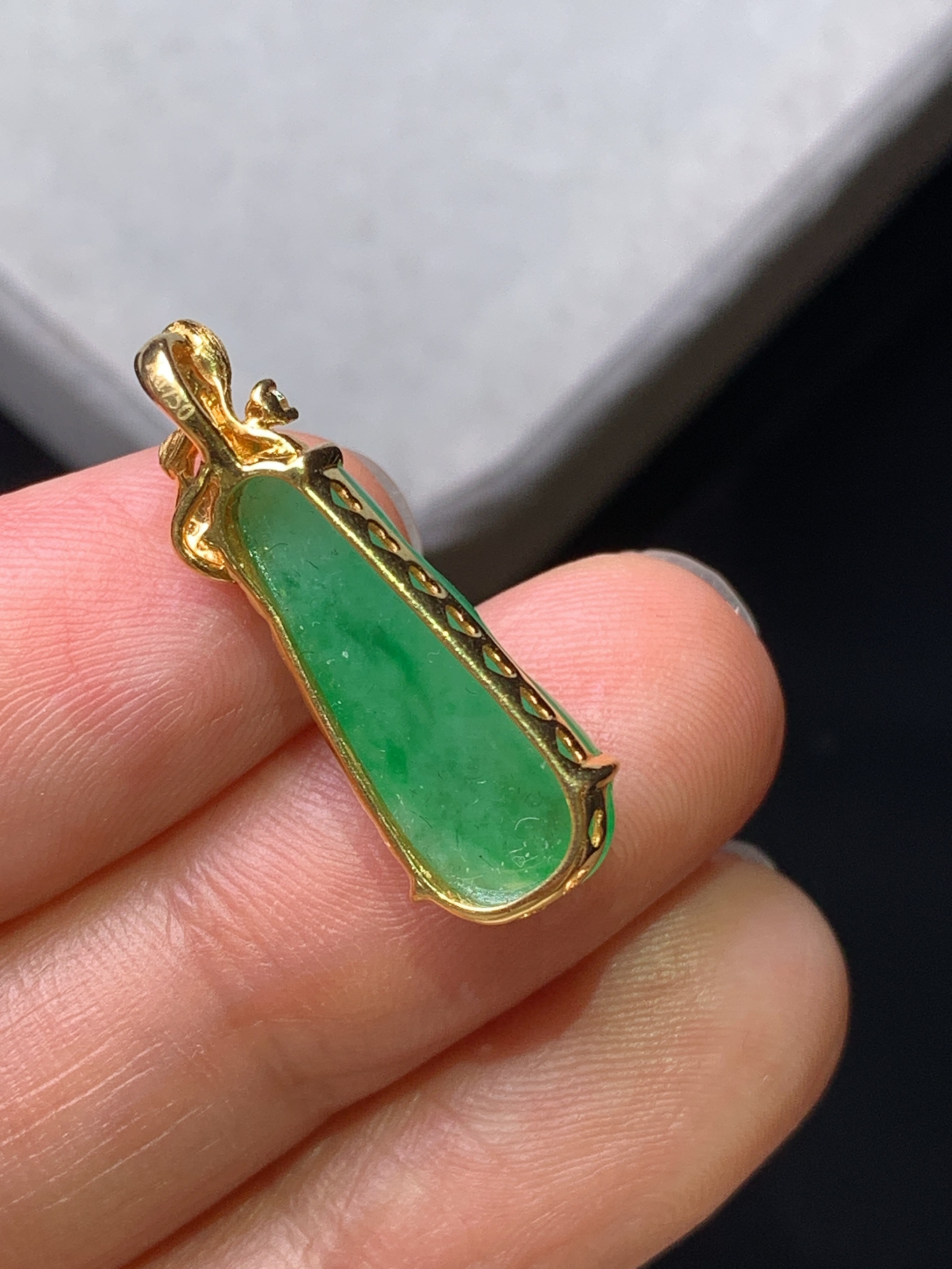 18k金钻镶嵌翠绿四季豆吊坠 玉质细腻 色泽艳丽清新 水润亮眼 整体尺寸24.5*8.3*6.2z1