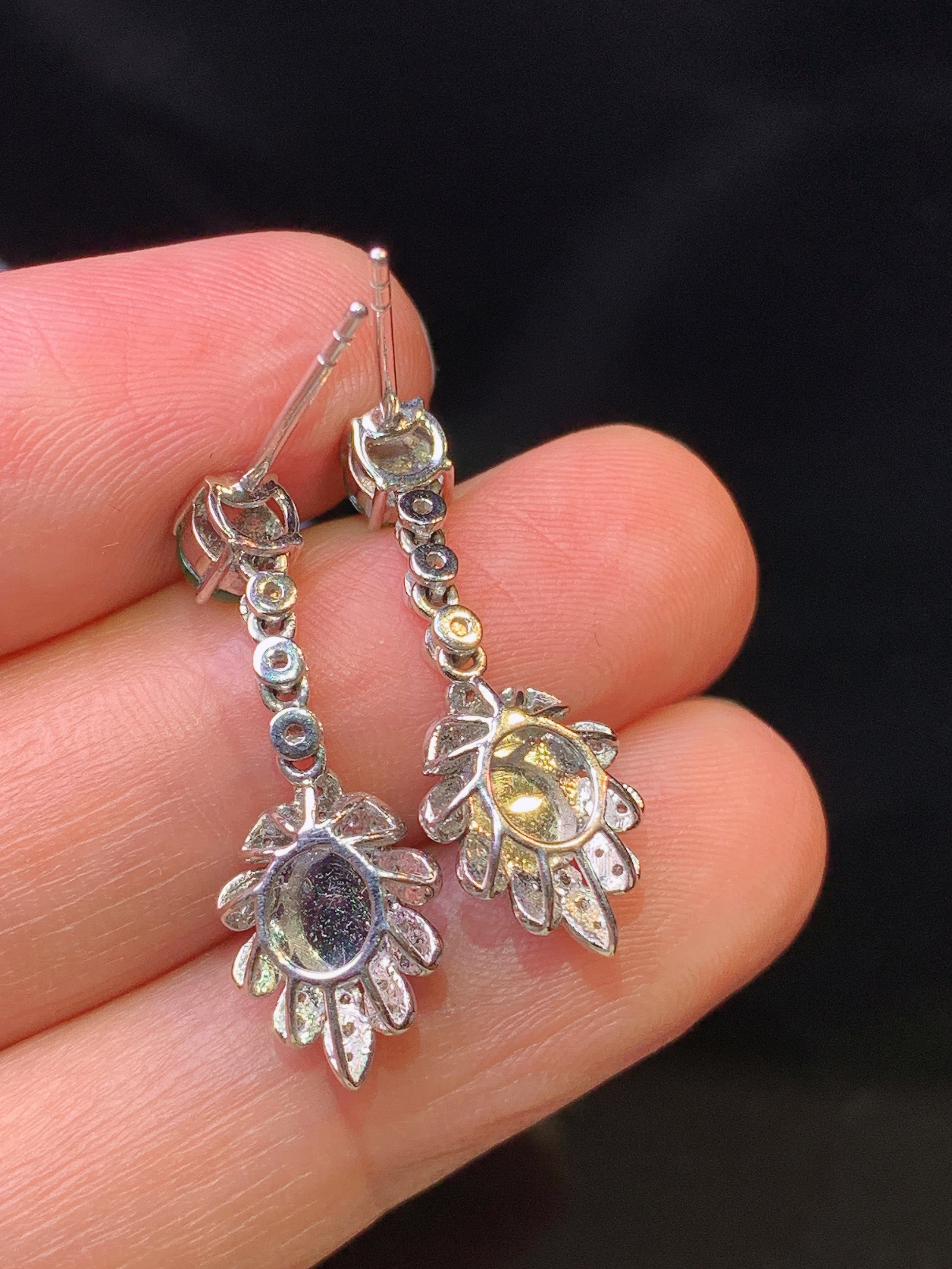 18k金钻镶嵌满绿蛋面耳坠 玉质细腻 色泽艳丽清新 水润亮眼 整体尺寸25.3*8.8*6L2