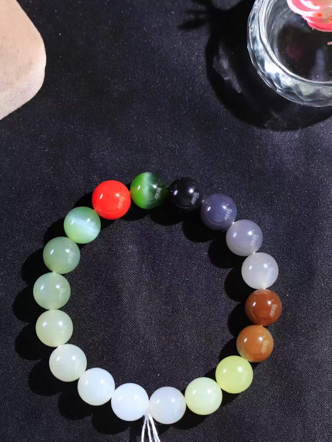 【多宝手串】

货头精选 和田玉多宝圆珠手串，每一颗玉石都凝聚自然的灵气与岁月的沉淀，寓意福禄寿喜，守护您的平安与幸福。佩戴它，感受千年玉文化的温润与优雅。重28克  尺寸取一10mm  78301554L