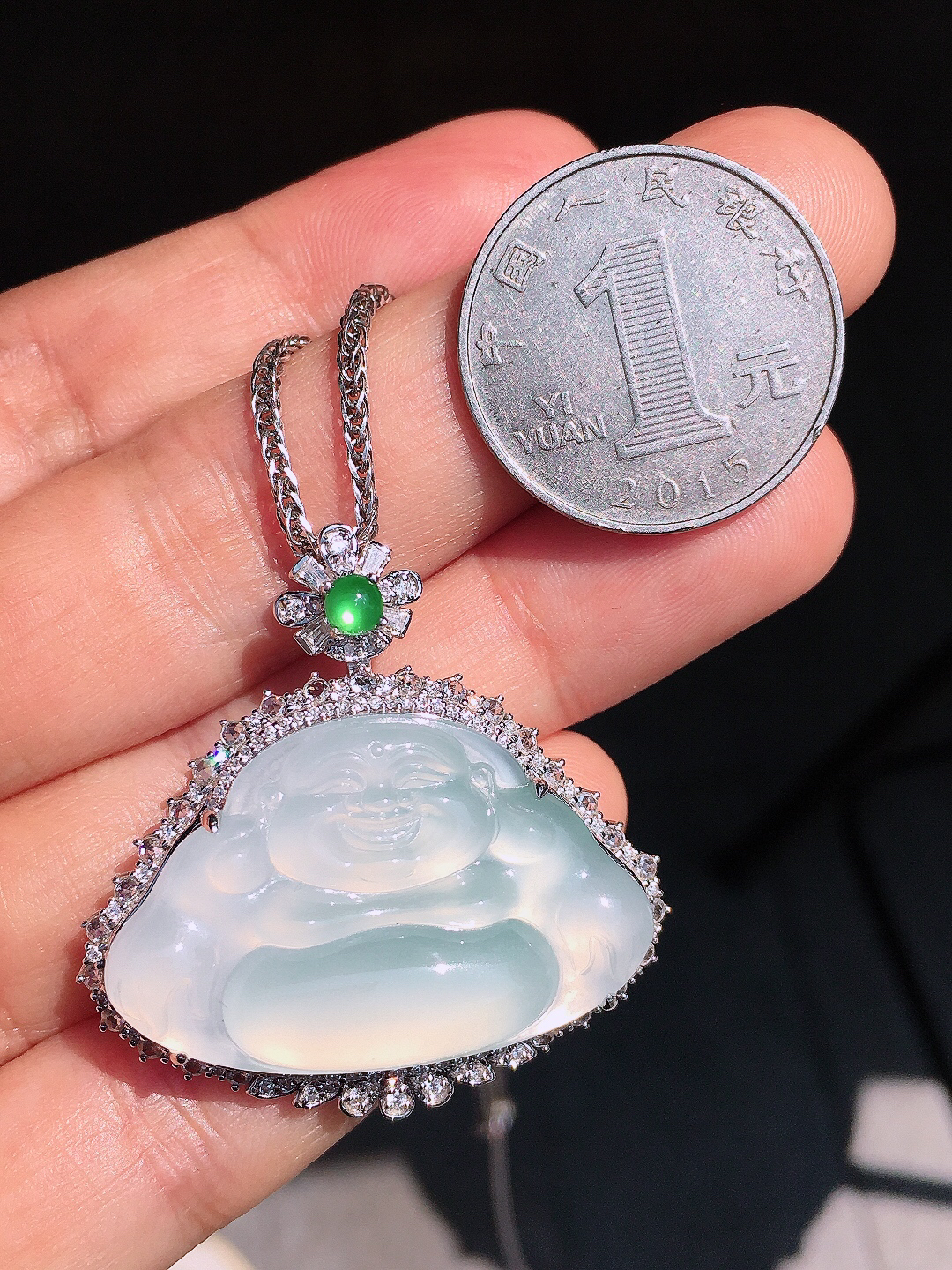 冰种佛公吊坠，玉质细腻，荧光感超
强，饱满圆润，尽显优雅气质，18k
金豪华镶嵌