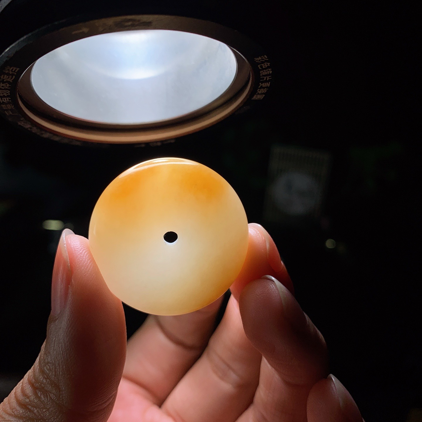 新疆和田玉且末糖平安扣挂件。尺寸30/8重14克。玉质细腻油润。手推出油。佩戴高端典雅。lt260313