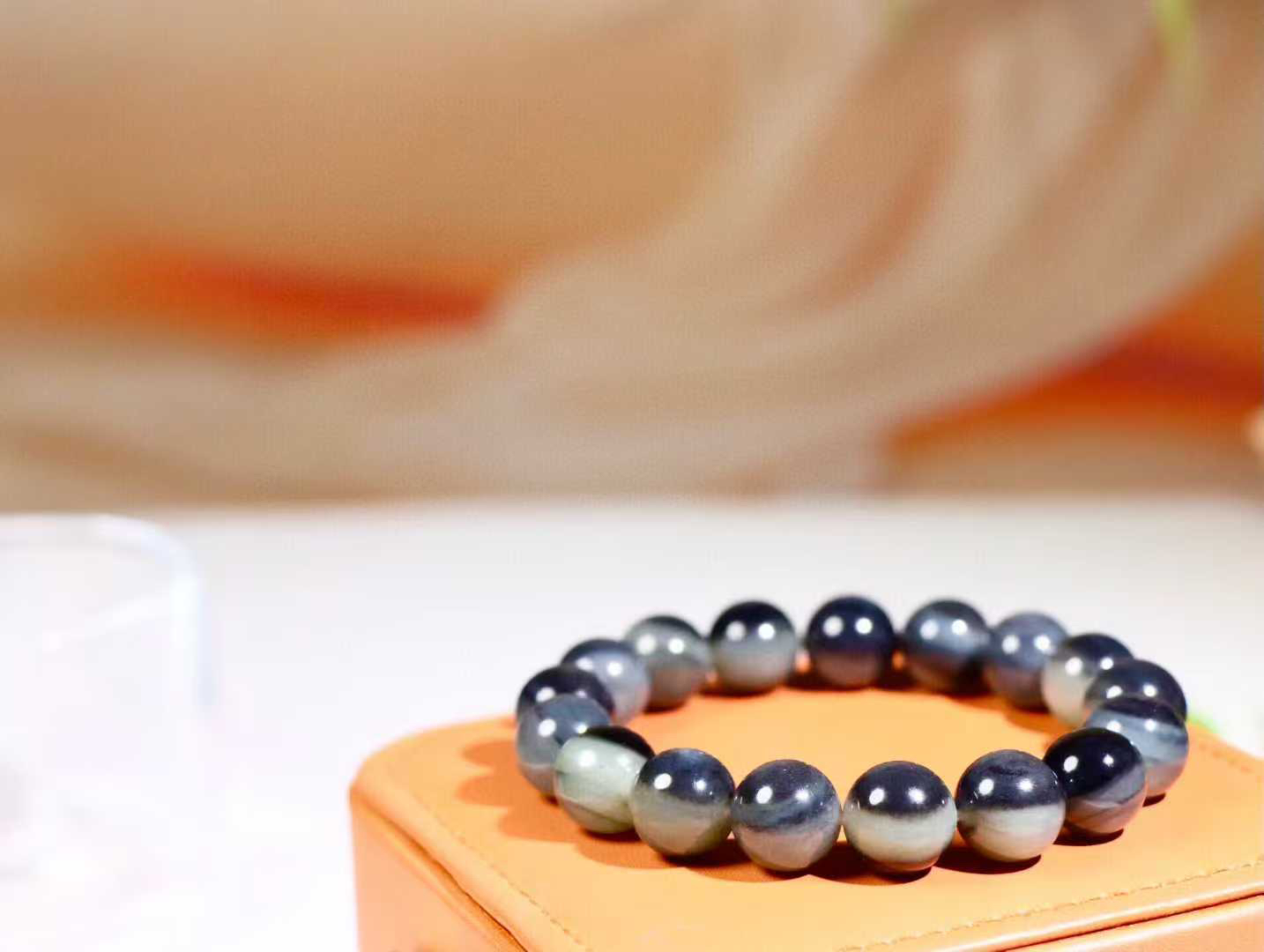 【珠圆玉润.一眼天】

新疆和田青花籽料一眼手串 颗颗一眼天 稀有并具个性，老熟籽 玉质温润 油性足