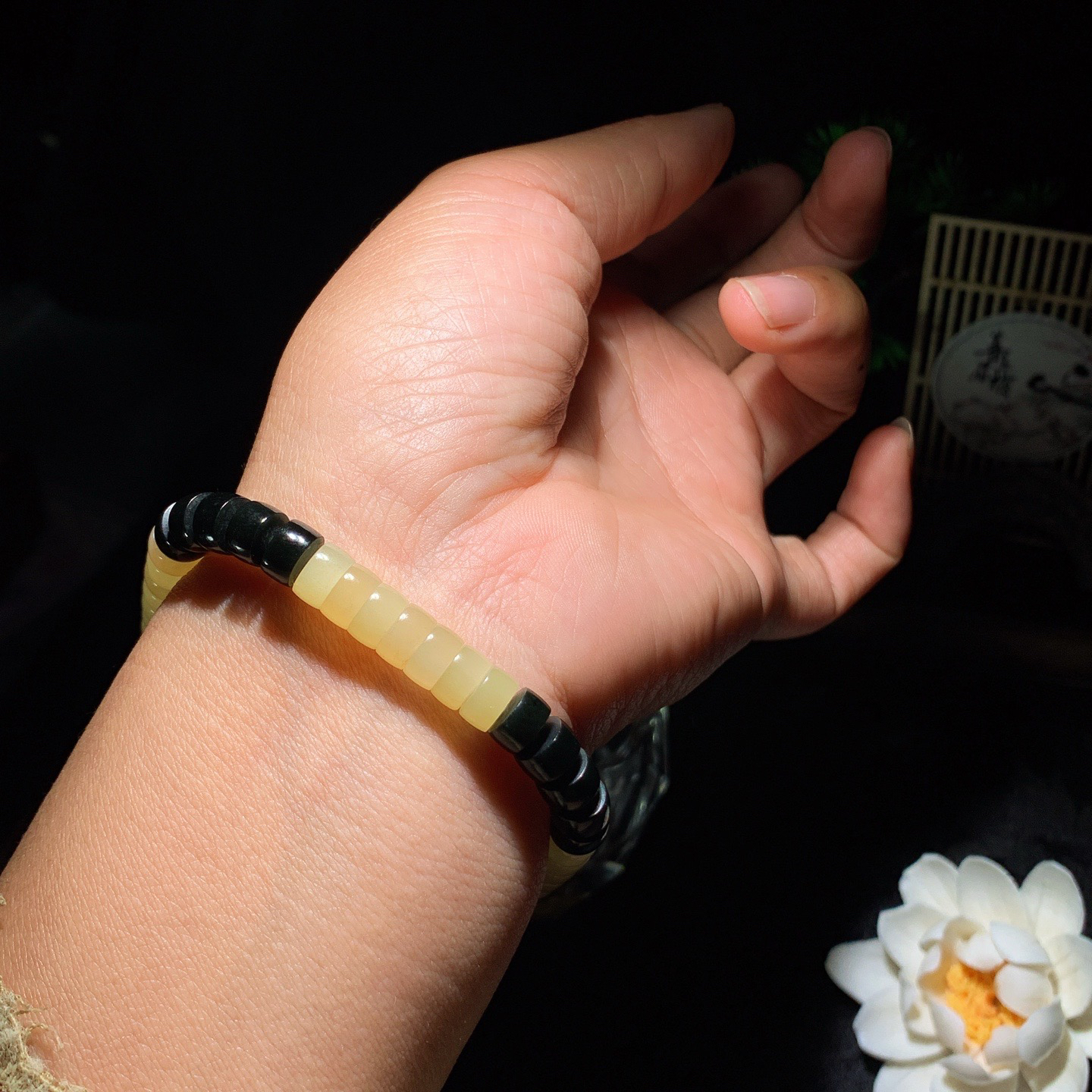 新疆和田玉糖加墨玉手串 单颗尺寸4/7重21.5克。玉质细腻油润。手推出油。佩戴高端典雅。lt260313