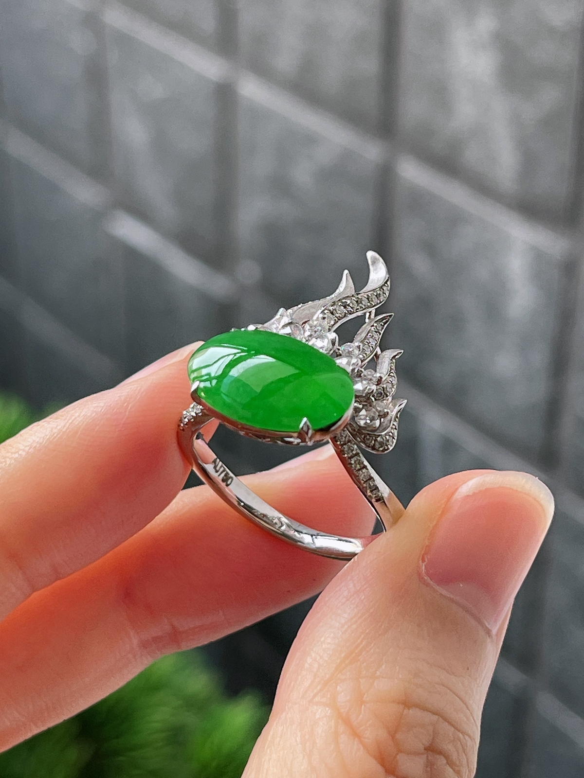 18k翡翠冰糯绿色熊熊火焰特色大蛋面戒指