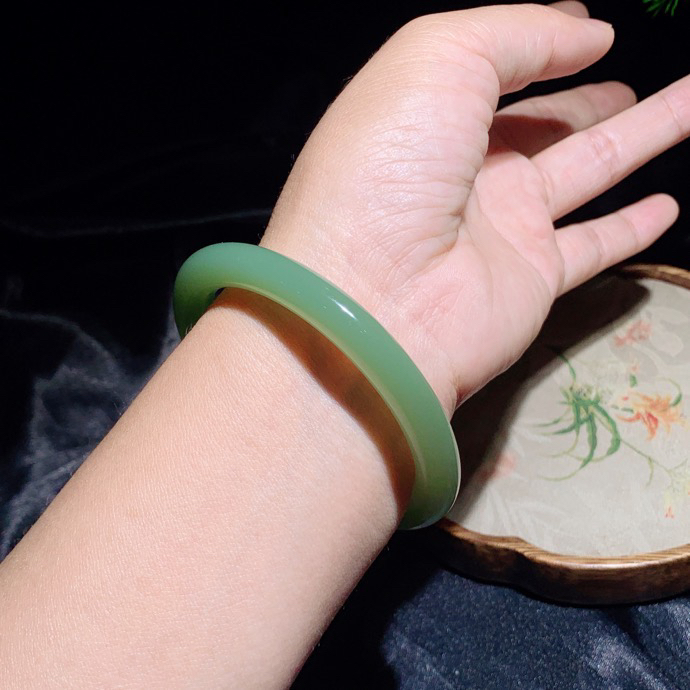 59圈口 和田玉粉青俄罗斯碧玉圆条手镯。圈口59条宽8厚9mm重38.7克。无裂无杂无结构 玉质细腻油润。手推出油。品相大气。lt250527