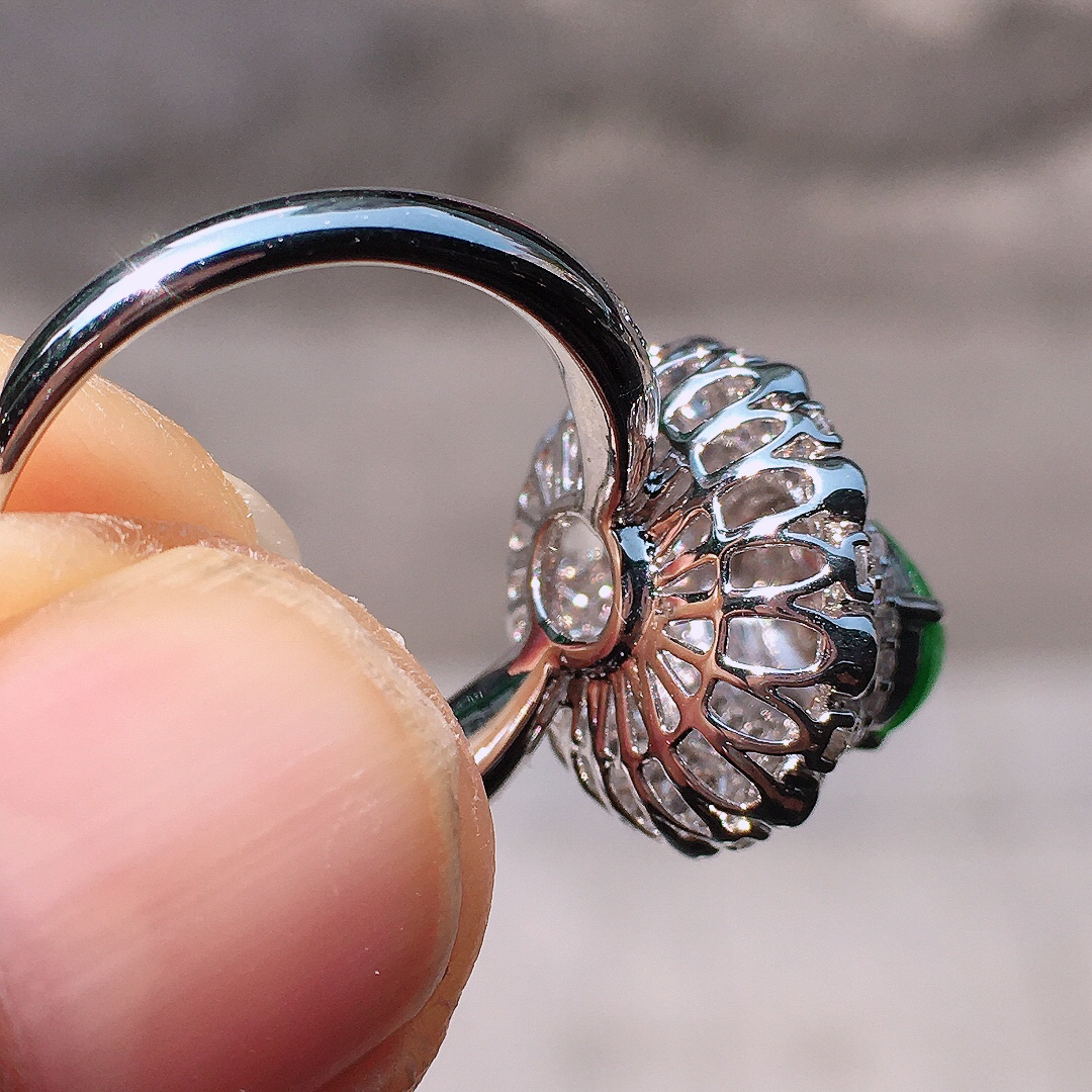 阳绿蛋面戒指，色泽均匀艳丽，玉质细腻，荧光感超
强，饱满圆润，尽显优雅气质，18k
金豪华镶嵌