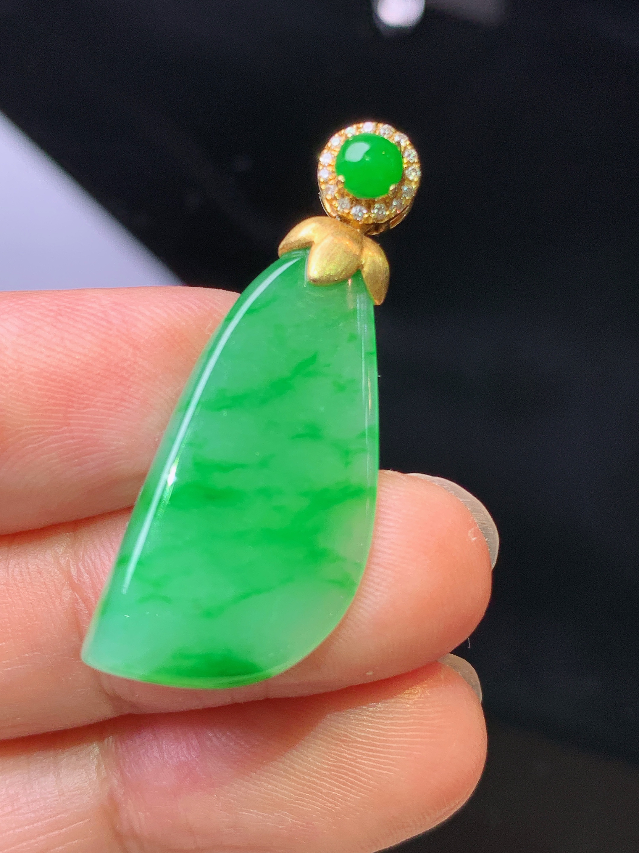 18k金钻镶嵌翠绿随形吊坠 玉质细腻 色泽艳丽清新 水润亮眼 整体尺寸35*13.2*4.6z1