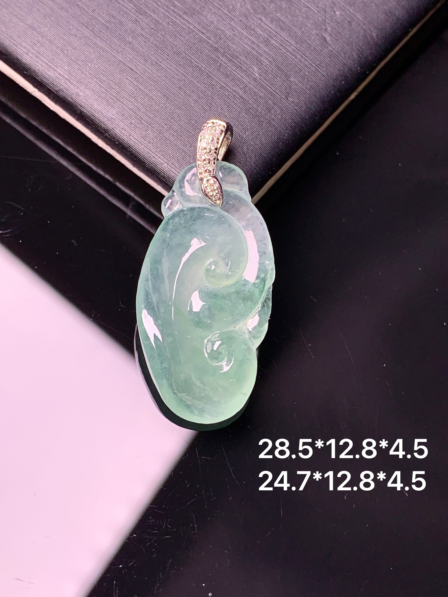 18k金钻镶嵌冰种如意吊坠 玉质细腻 色泽艳丽清新 水润亮眼 整体尺寸28.5*12.8*4.5z1