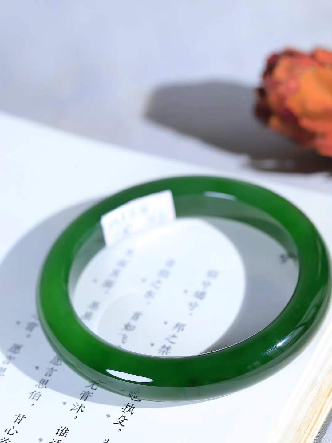 （碧色荡漾.手镯）

收藏级臻品️和田玉碧玉手镯，灼灼其华想像靓妆淡伫 ，腕间绿意跳脱冰壶莹，坐