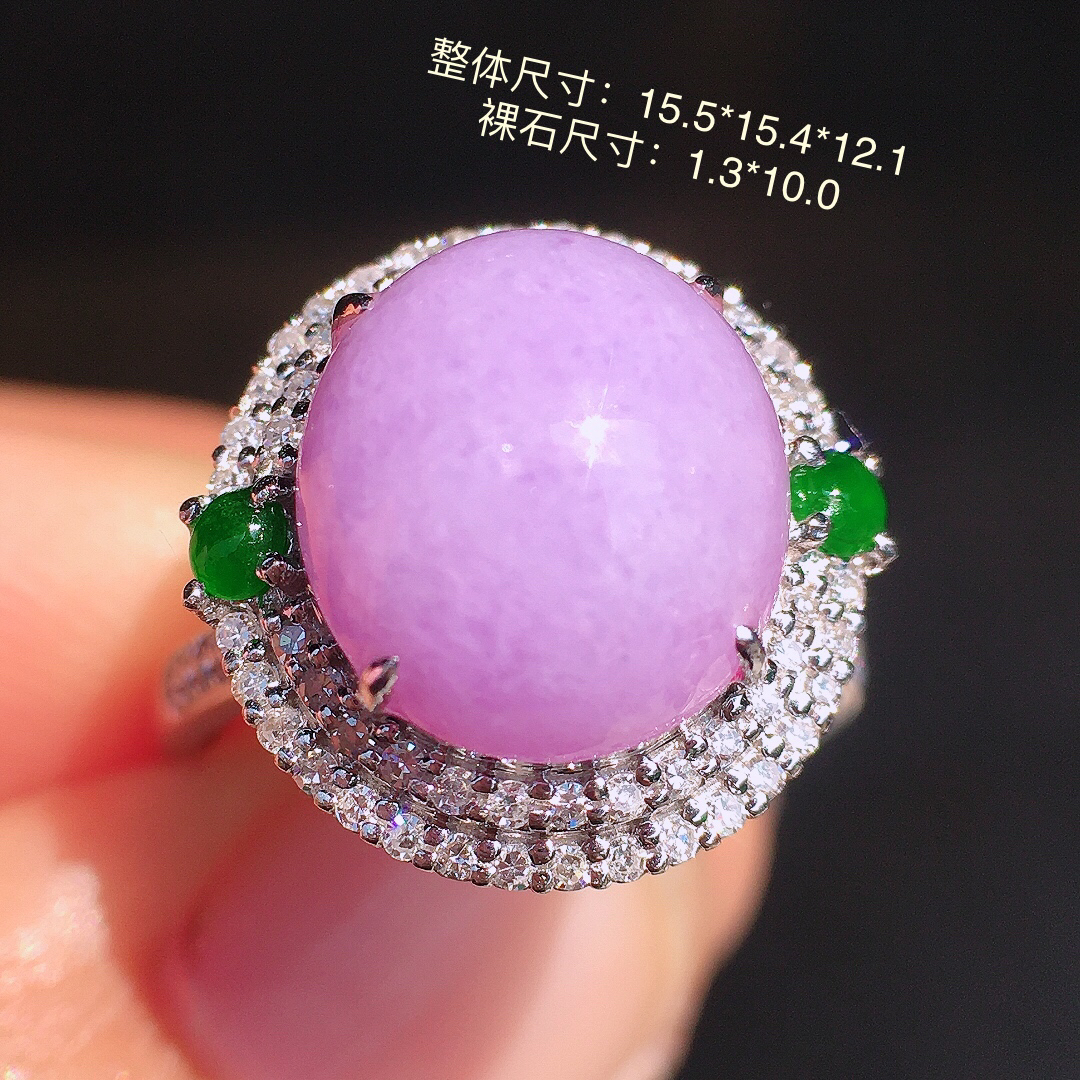 紫罗兰蛋面戒指，色泽均匀艳丽，玉质细腻，荧光感超
强，饱满圆润，尽显优雅气质，18k
金豪华镶嵌