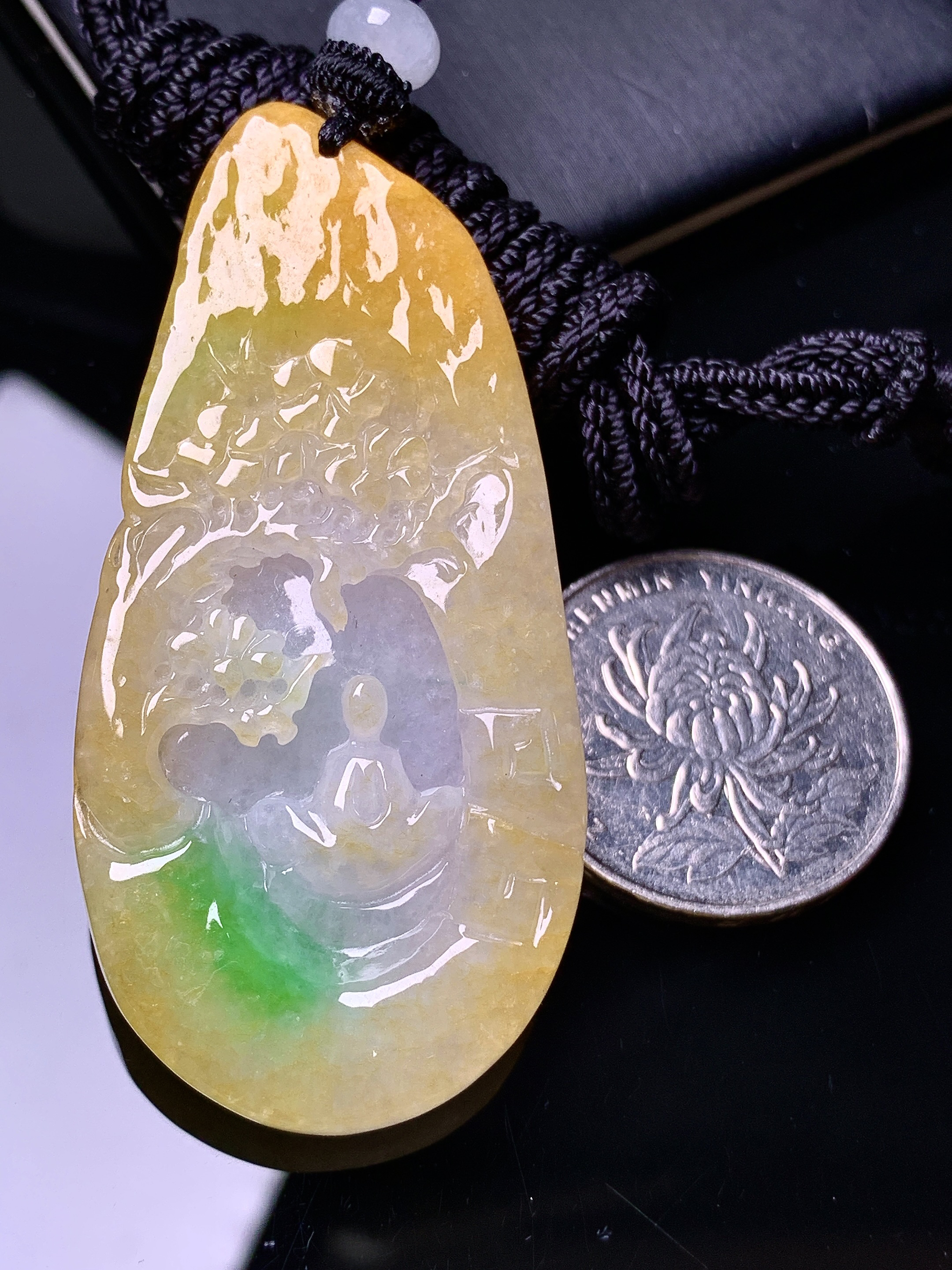 飘黄绿翡悟道牌吊坠 玉质细腻 色泽艳丽清新 水润亮眼 整体尺寸57*27.7*7.2w1