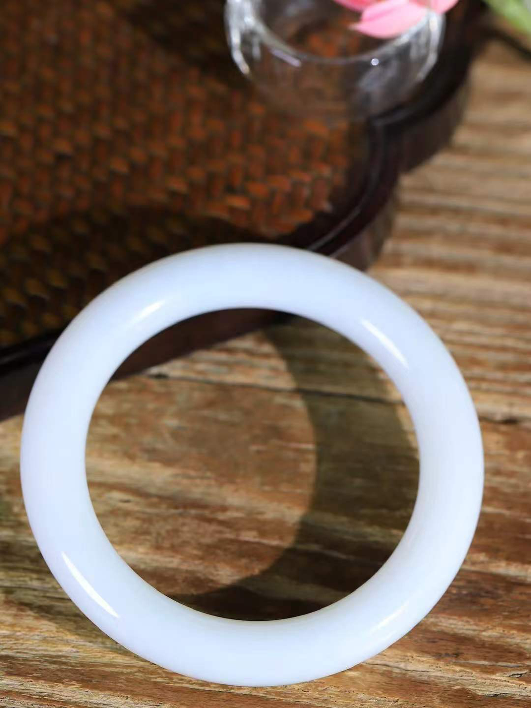 【玉佳人·手镯】

精品️和田玉白玉手镯 ，玉质细腻油润，做工细致精美，端庄素雅，亭亭玉立，芊芊素手。芊芊素手，怎能忘镯？秀美镯型，更显婀娜。内径57.5mm 尺寸11.8-10.8mm重64克69371480L