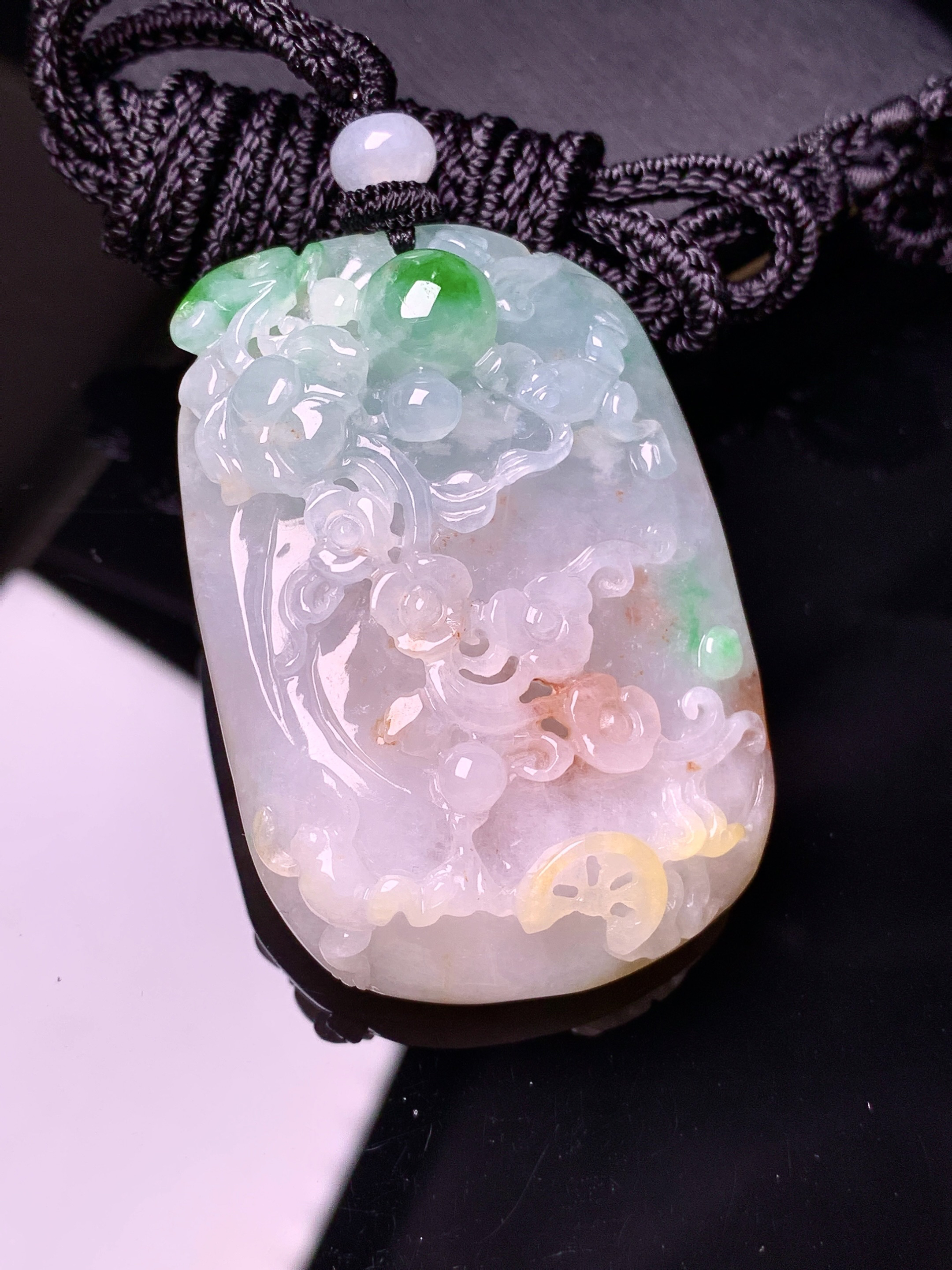 飘黄绿花开富贵牌吊坠 玉质细腻 色泽艳丽清新 水润亮眼 整体尺寸50.5*34.7*12.8w1