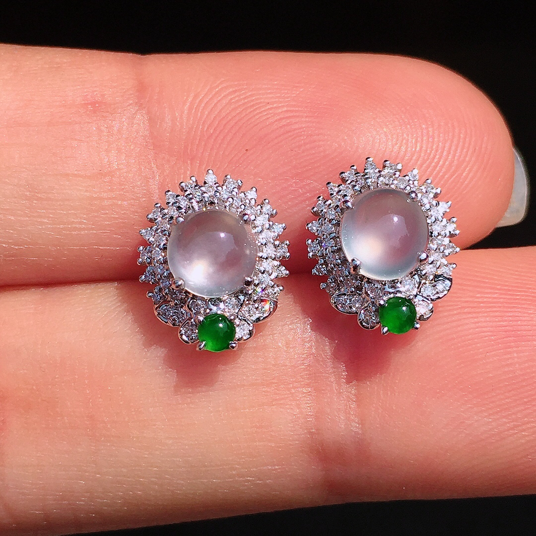 玻璃种蛋面耳钉，玉质细腻，荧光感超
强，饱满圆润，尽显优雅气质，18k
金豪华镶嵌