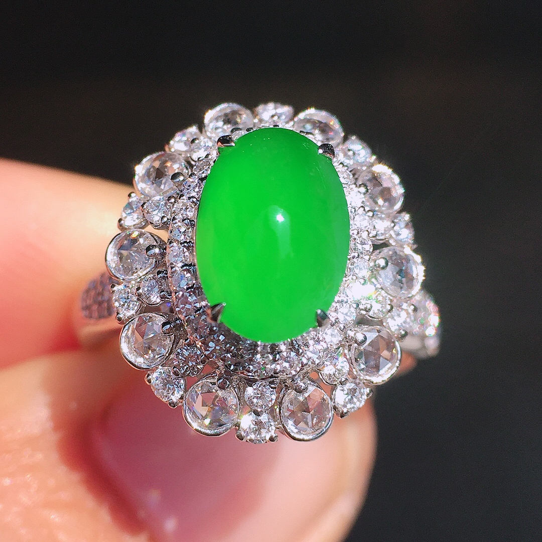 阳绿蛋面戒指，色泽均匀艳丽，玉质细腻，荧光感超
强，饱满圆润，尽显优雅气质，18k
金豪华镶嵌