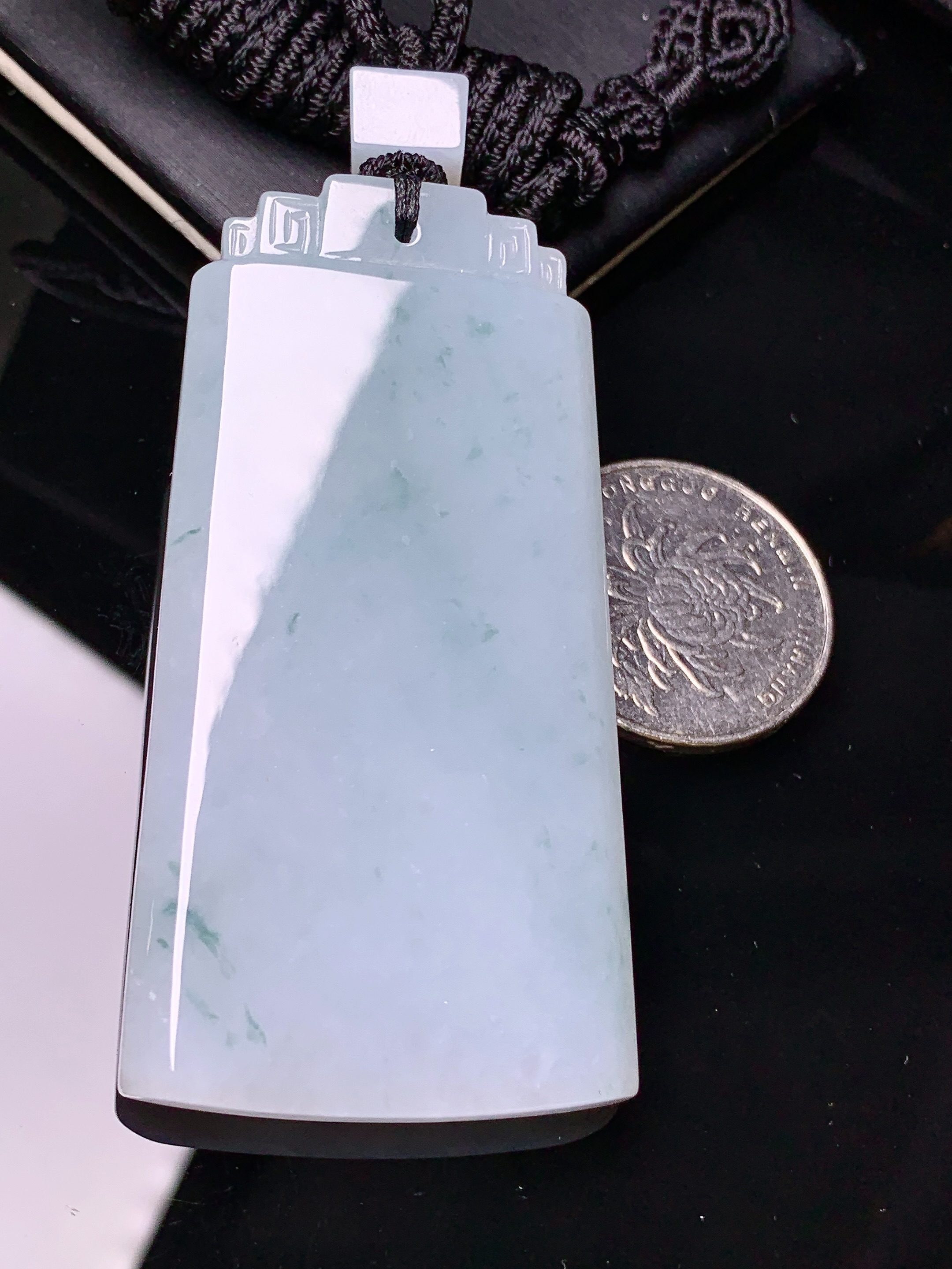 飘绿无事牌吊坠 玉质细腻 色泽艳丽清新 水润亮眼 整体尺寸64.8*33.2*6L1