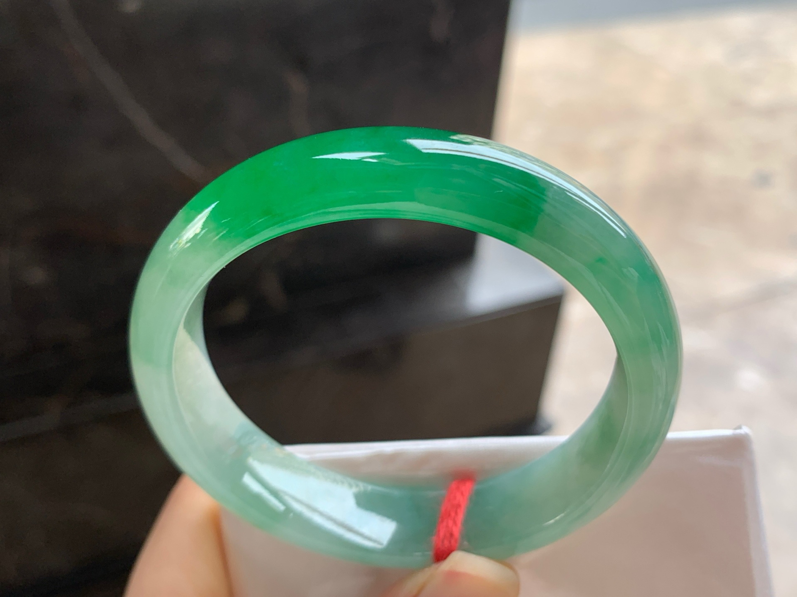 53-12.9-7.2

辣绿色贵妃手镯^_^颜色鲜艳 浓郁 正圈51 52可以带