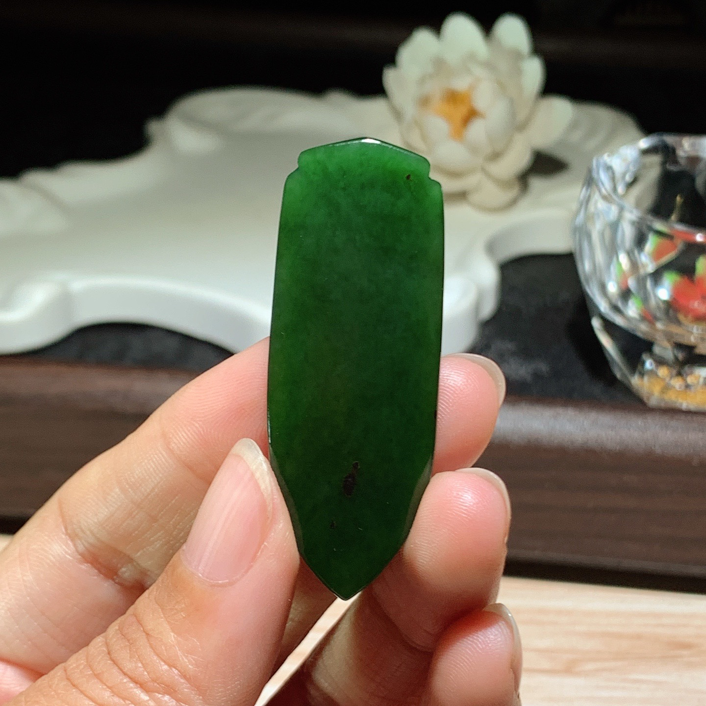 和田玉菠菜绿俄罗斯碧玉降魔杵挂件！尺寸51/19/7重13克 玉质细腻油润 底色纯净 脂粉好，品质好！lt260314