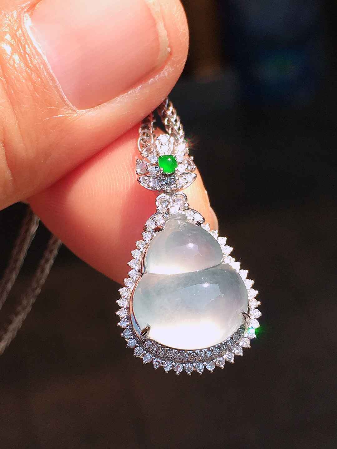 冰种葫芦吊坠，玉质细腻，荧光感超
强，饱满圆润，尽显优雅气质，18k
金豪华镶嵌