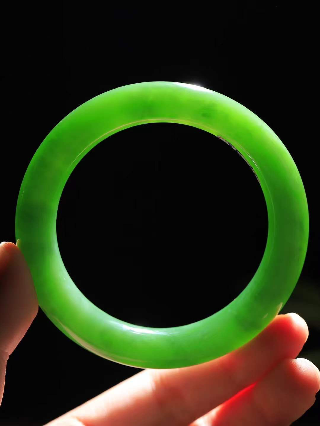 （碧色荡漾.手镯）

收藏级臻品️和田玉碧玉猫眼圆条手镯，灼灼其华想像靓妆淡伫 ，腕间绿意跳脱冰壶莹，坐间静对，姑射仙姿潇洒处，艳冶最奇料子油润滋腻镯型饱满，手感上佳。重72.5克   内径59mm尺寸11.8-11.5mm  24371413T