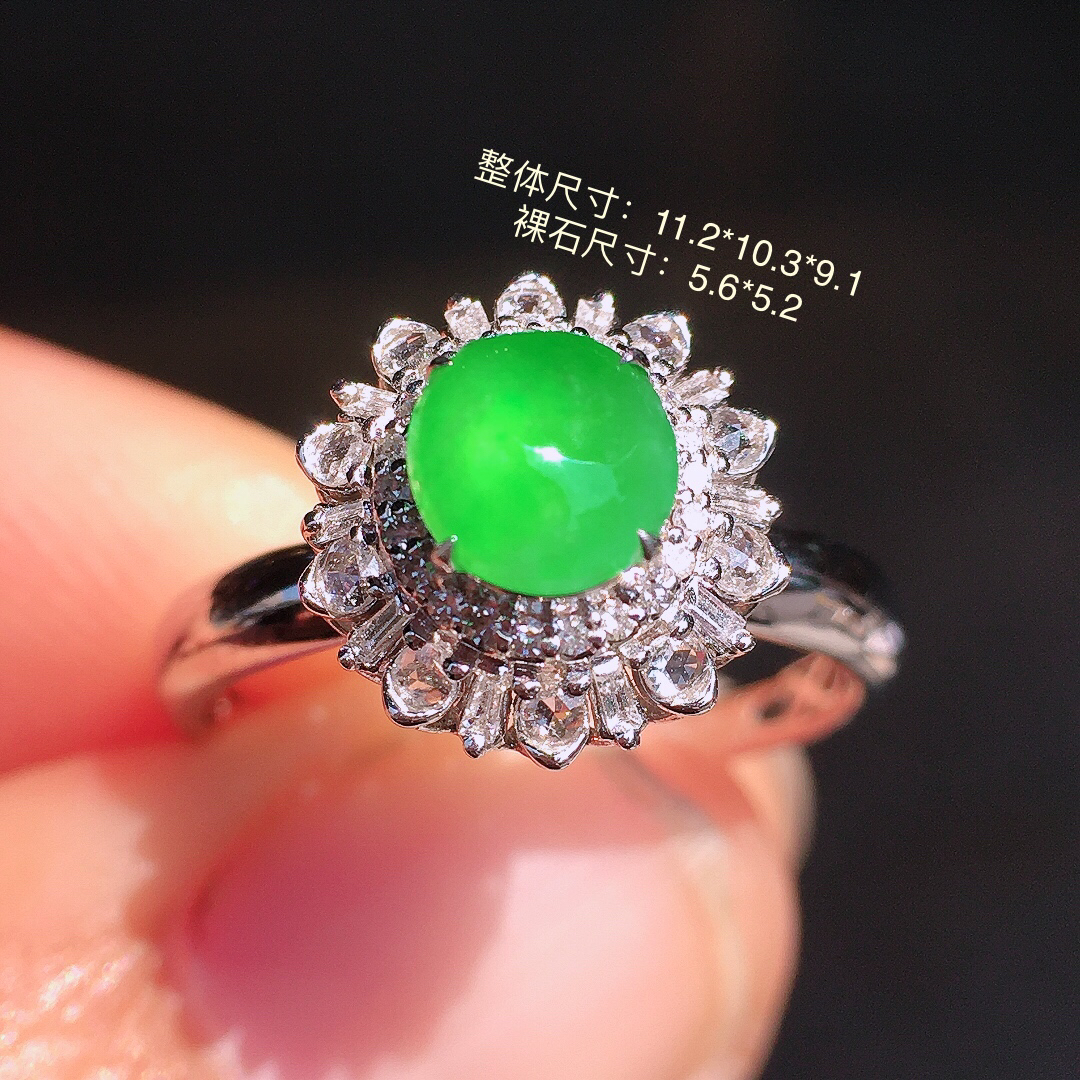阳绿蛋面戒指，色泽均匀艳丽，玉质细腻，荧光感超
强，饱满圆润，尽显优雅气质，18k
金豪华镶嵌