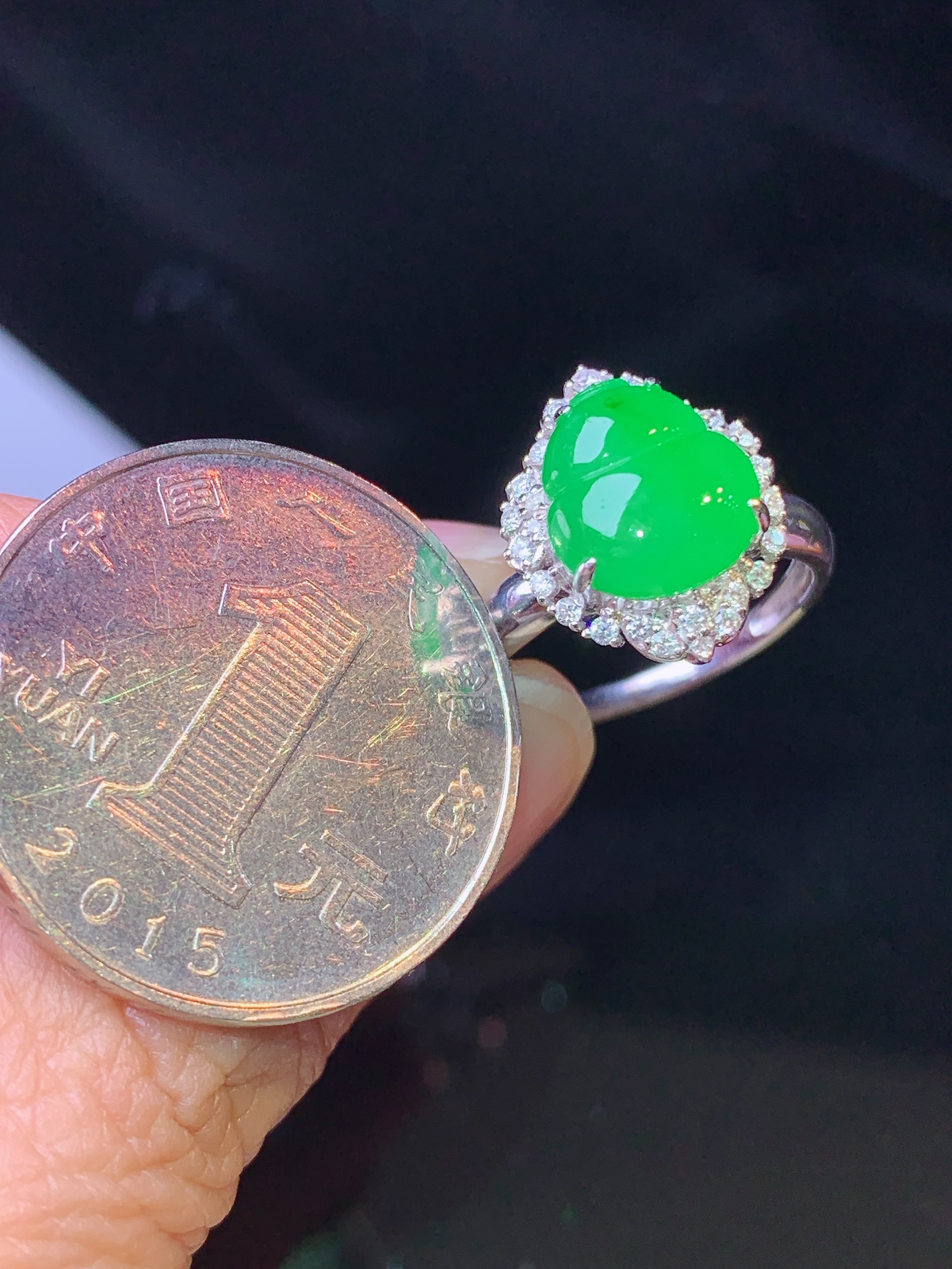 18k金钻镶嵌翠绿葫芦戒指 玉质细腻 色泽艳丽清新 水润亮眼 圈口14 整体尺寸15*12.3*9.8