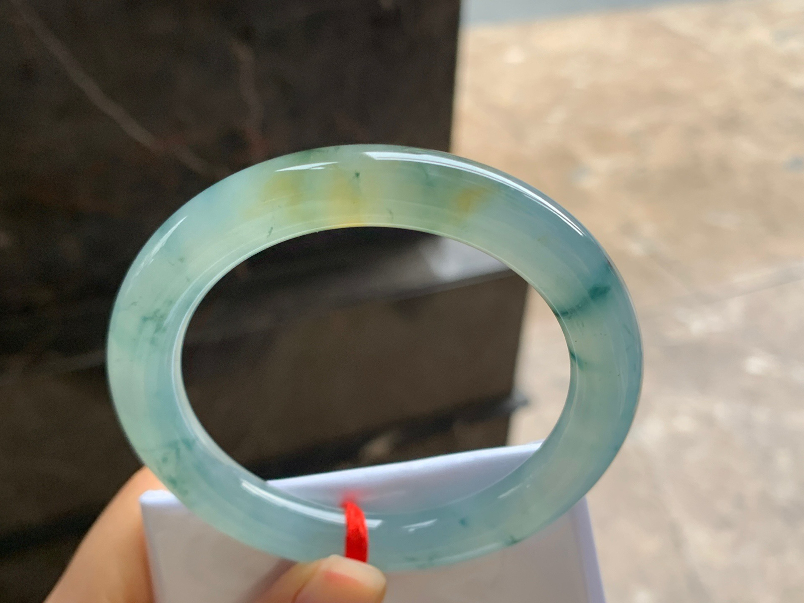 56-10

冰黄飘花圆条手镯^_^水润