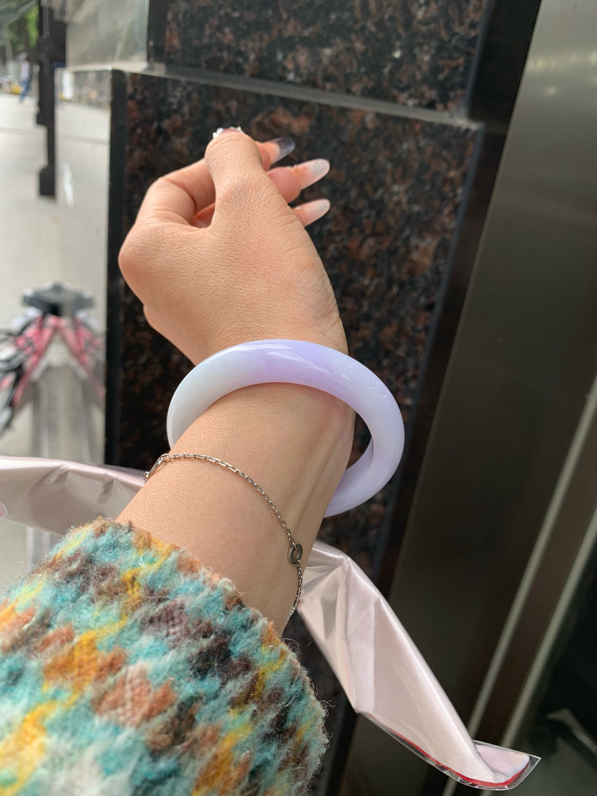 春彩正圈
52-53都能戴
半圈浅绿碰上梦幻般的春，像是融化了的春天，半山半水，一镯两戴，所有的美好交织在一起，让人心生宁静而淡淡的欢喜～