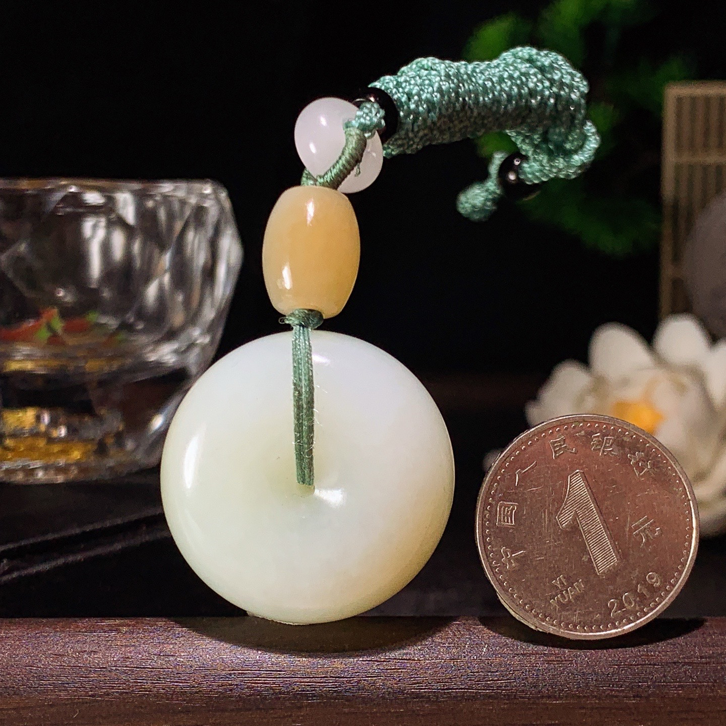 新疆和田玉且末糖平安扣挂件。尺寸29/14重28克。玉质细腻油润。手推出油。佩戴高端典雅。lt260313