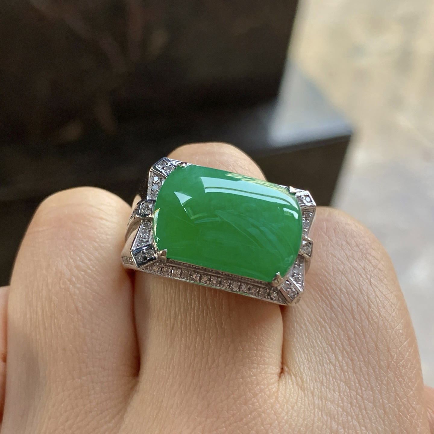 金钻镶嵌绿色马鞍戒指^_^玉质温润