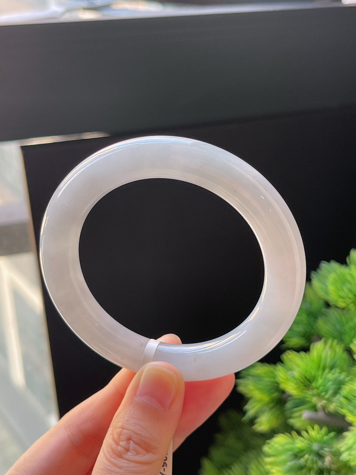 圆镯52.3圈口，翡翠糯化种淡绿色手镯