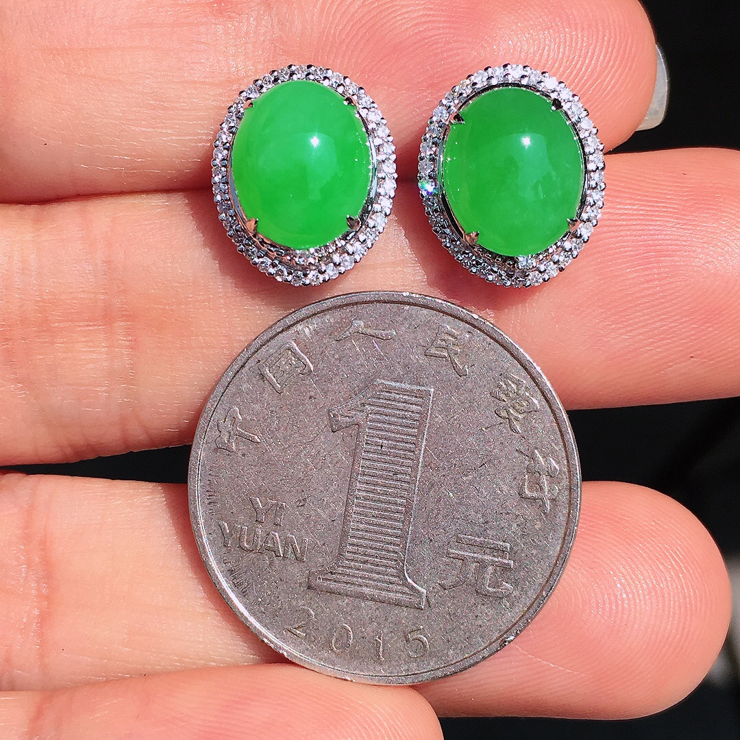 阳绿蛋面耳钉，色泽均匀艳丽，玉质细腻，荧光感超
强，饱满圆润，尽显优雅气质，18k
金豪华镶嵌