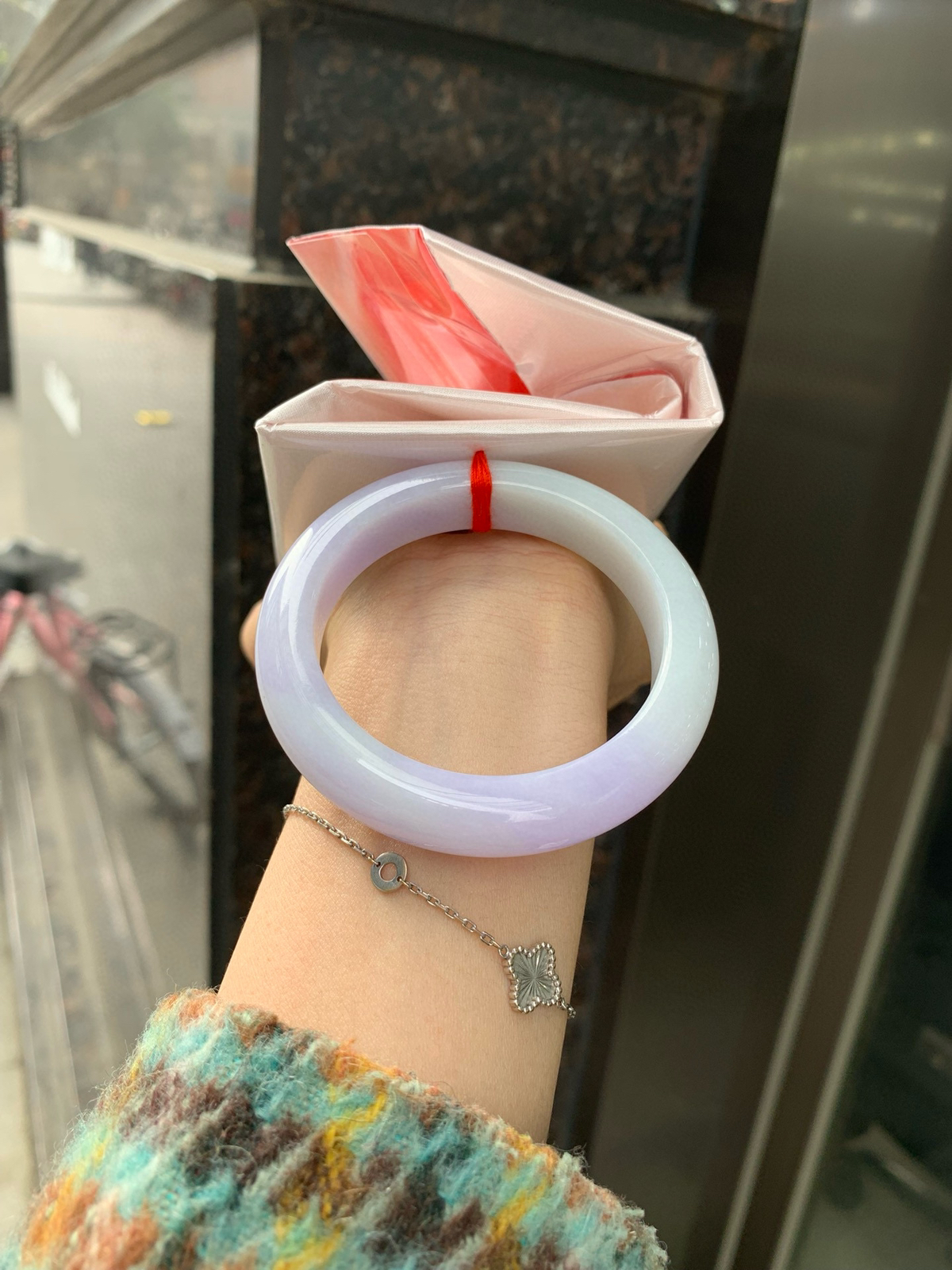 春彩正圈
52-53都能戴
半圈浅绿碰上梦幻般的春，像是融化了的春天，半山半水，一镯两戴，所有的美好交织在一起，让人心生宁静而淡淡的欢喜～