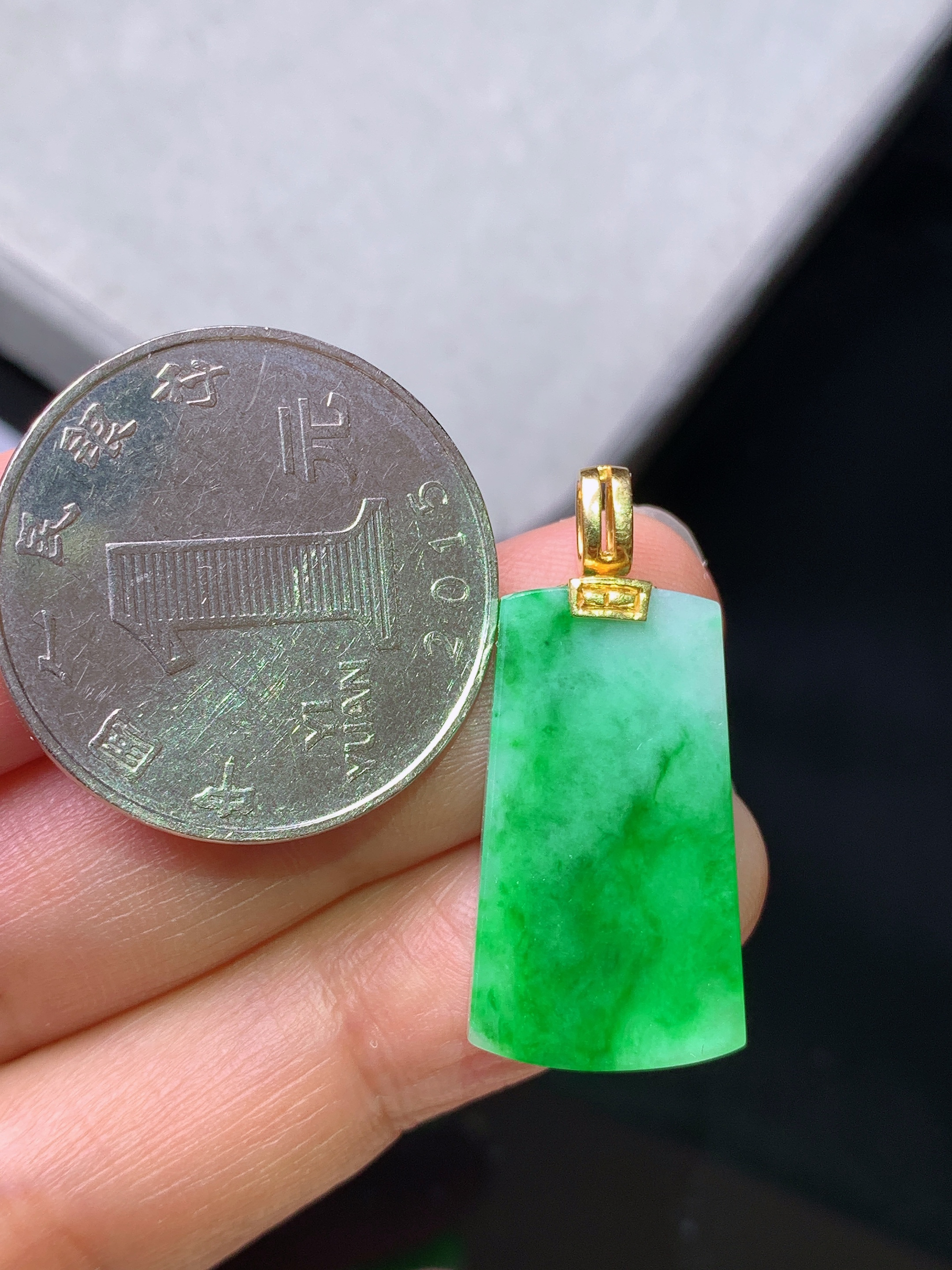 18k金镶嵌翠绿无事牌吊坠 玉质细腻 色泽艳丽清新 水润亮眼 整体尺寸29.6*13.5*2.5z1
