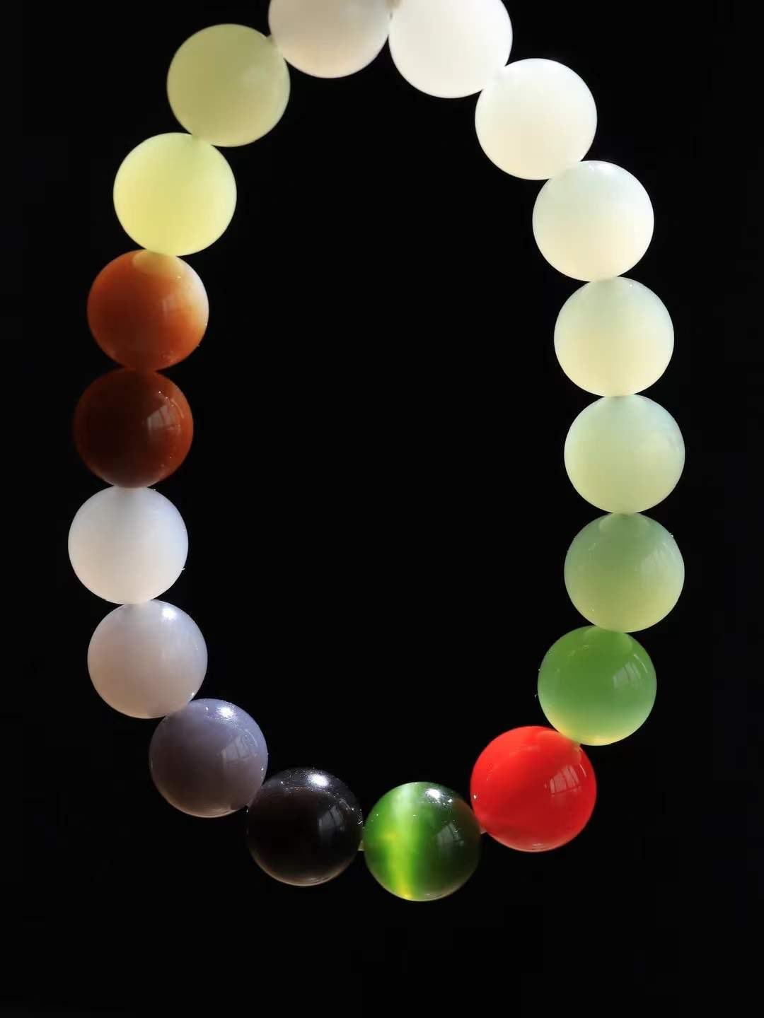 【多宝手串】

货头精选 和田玉多宝圆珠手串，每一颗玉石都凝聚自然的灵气与岁月的沉淀，寓意福禄寿喜，守护您的平安与幸福。佩戴它，感受千年玉文化的温润与优雅。重28克  尺寸取一10mm  78301554L