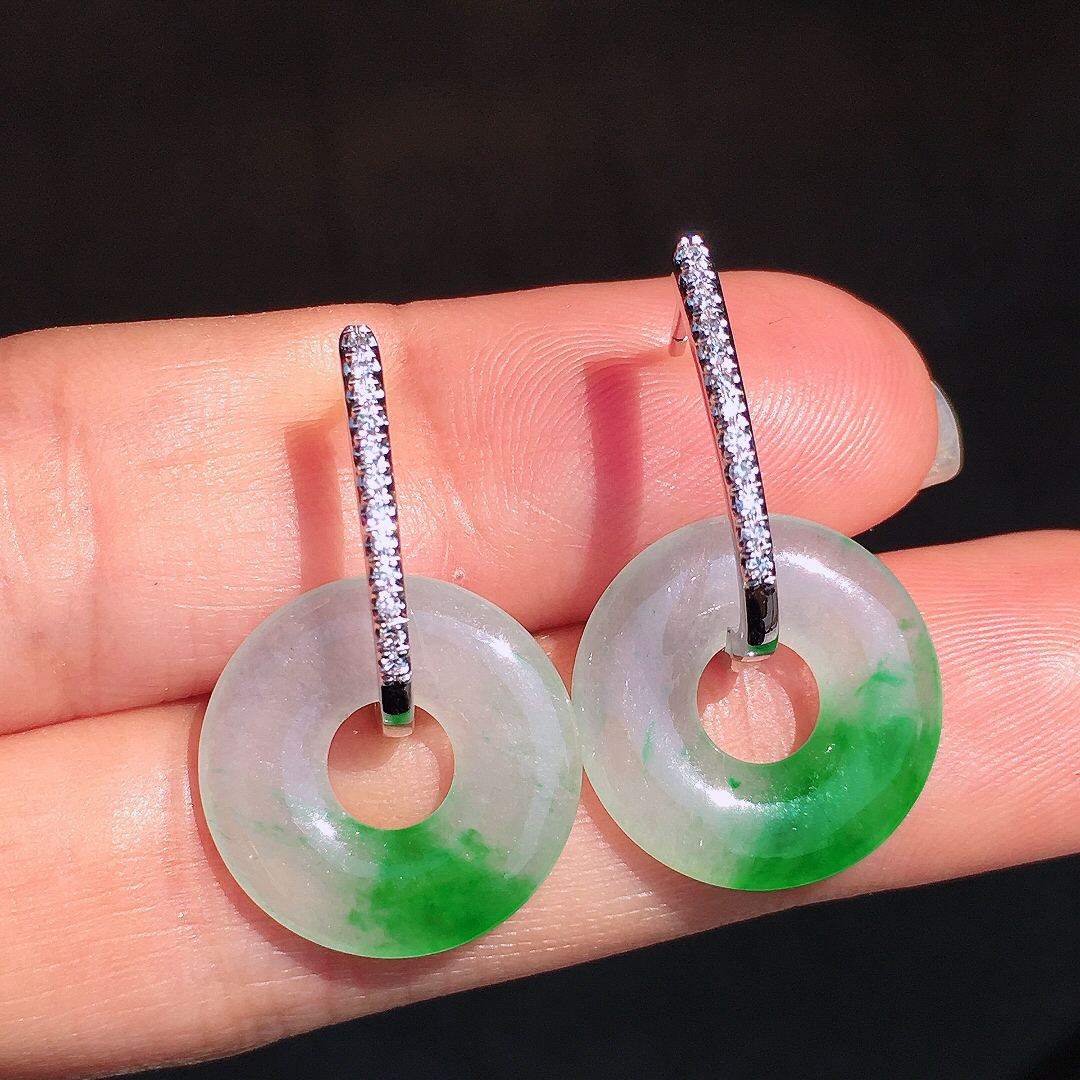 飘绿平安扣耳坠，色泽艳丽，玉质细腻，荧光感超
强，饱满圆润，尽显优雅气质，18k
金豪华镶嵌