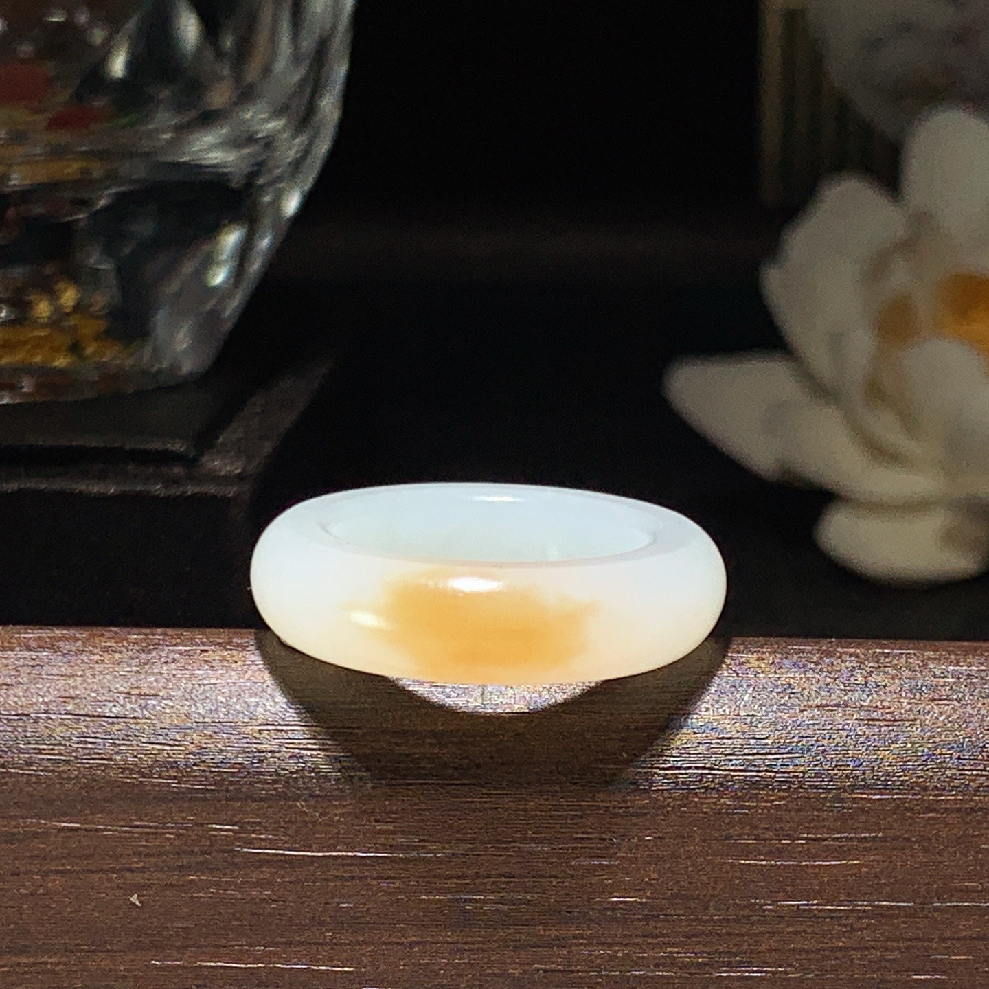 新疆和田玉且末糖戒指 内径16尺寸6/4重4.5克。玉质细腻油润。手推出油。佩戴高端典雅。lt260