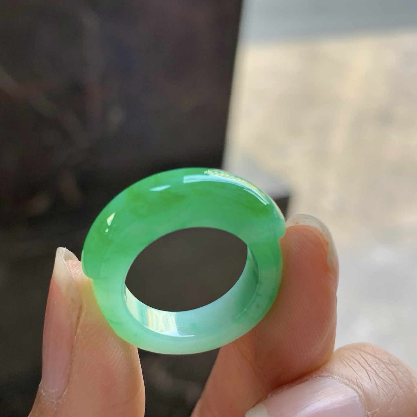 阳绿色马鞍戒指^_^色阳 玉质温润 尺寸6.2-5.3 9号指圈 细腻