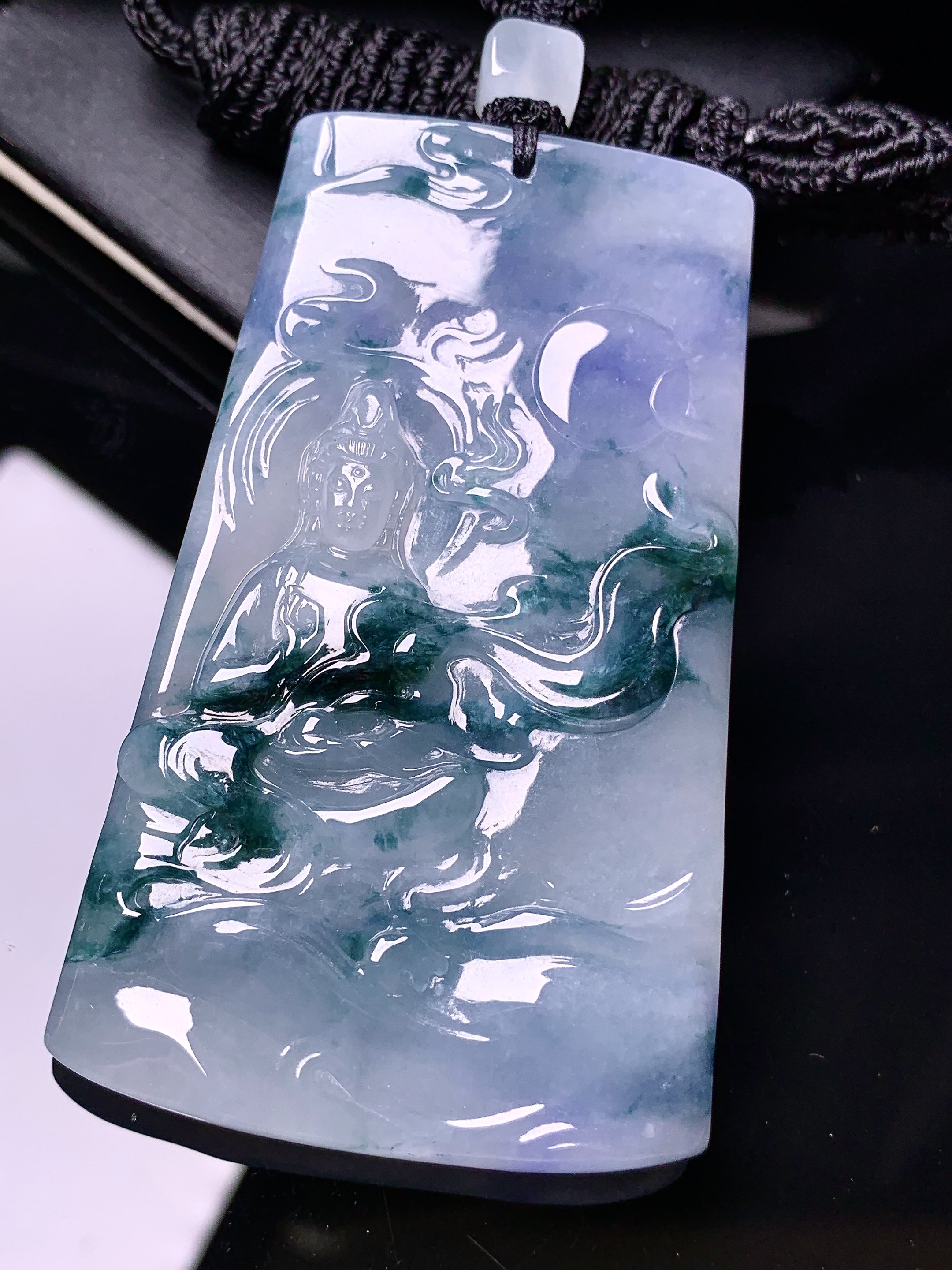 飘绿观音菩萨吊坠 玉质细腻 色泽艳丽清新 水润亮眼 整体尺寸67*39.8*5.6L1