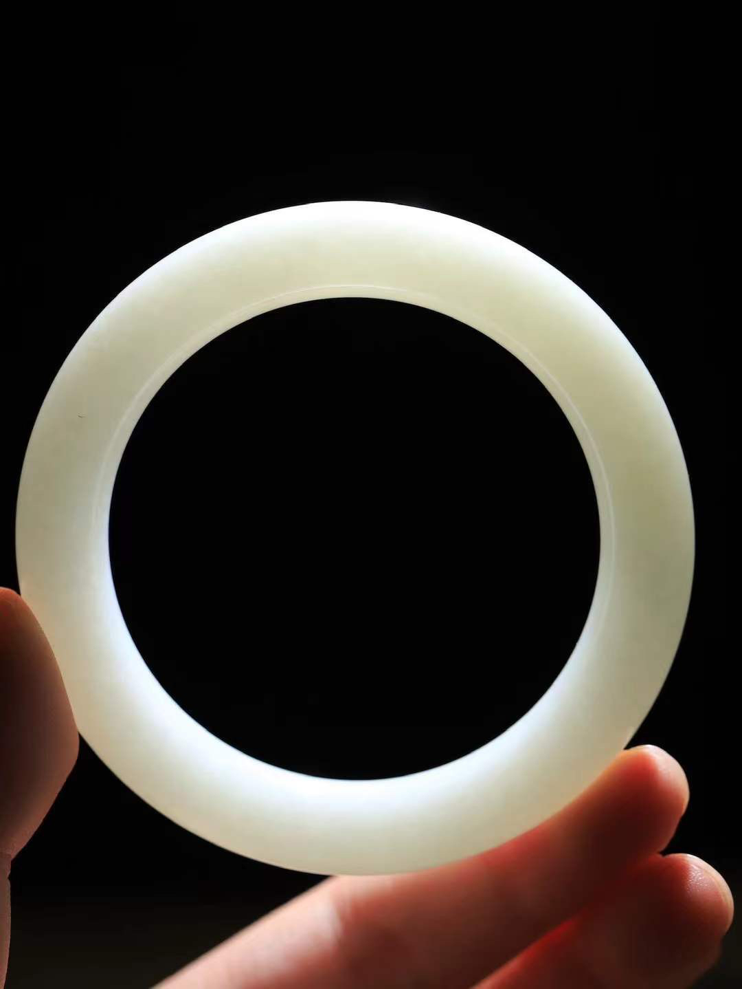 【玉佳人·手镯】

精品️和田玉白玉手镯 ，玉质细腻油润，做工细致精美，端庄素雅，亭亭玉立，芊芊素手。芊芊素手，怎能忘镯？秀美镯型，更显婀娜。内径57.5mm 尺寸11.8-10.8mm重64克69371480L