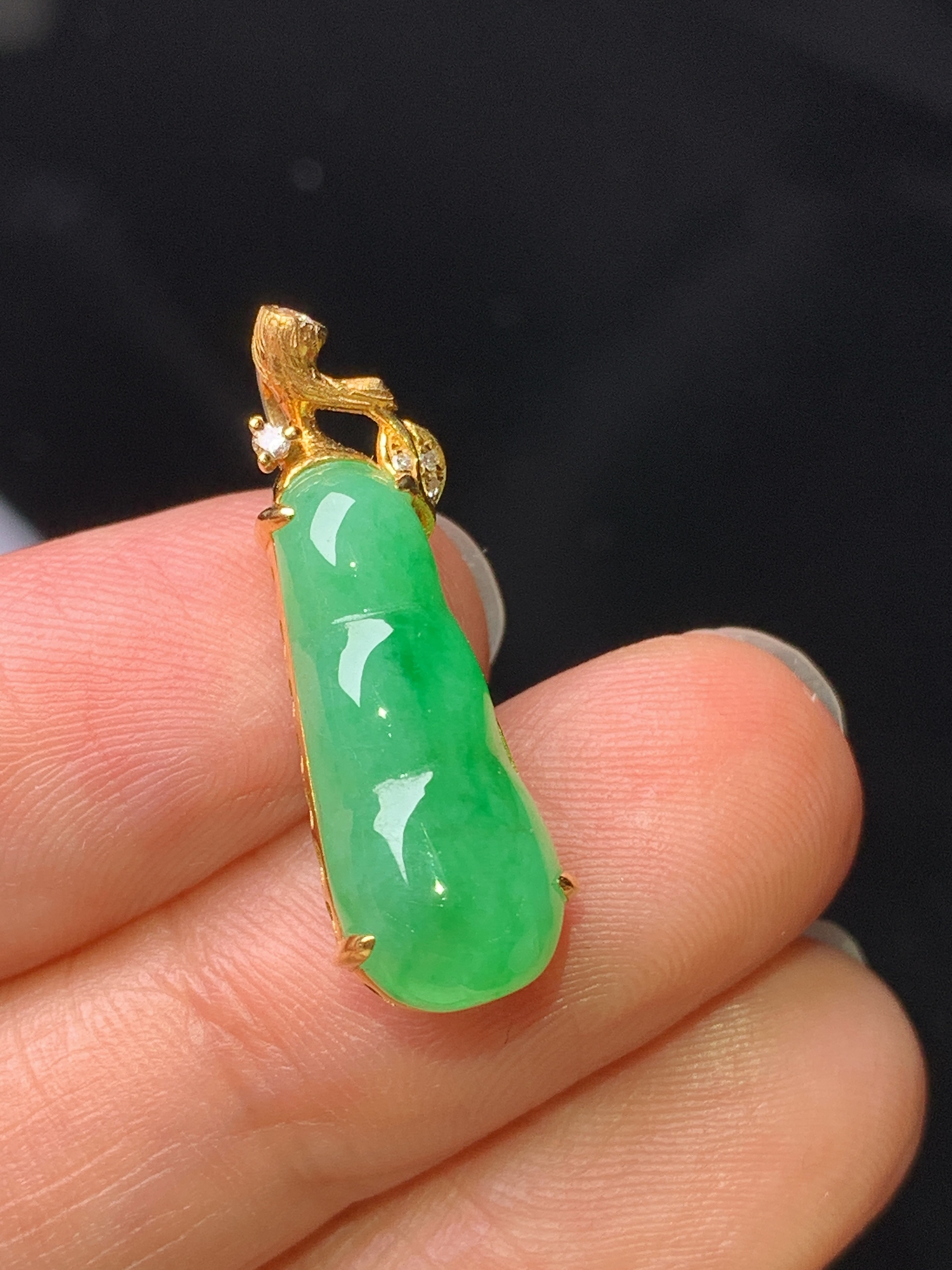 18k金钻镶嵌翠绿四季豆吊坠 玉质细腻 色泽艳丽清新 水润亮眼 整体尺寸24.5*8.3*6.2z1