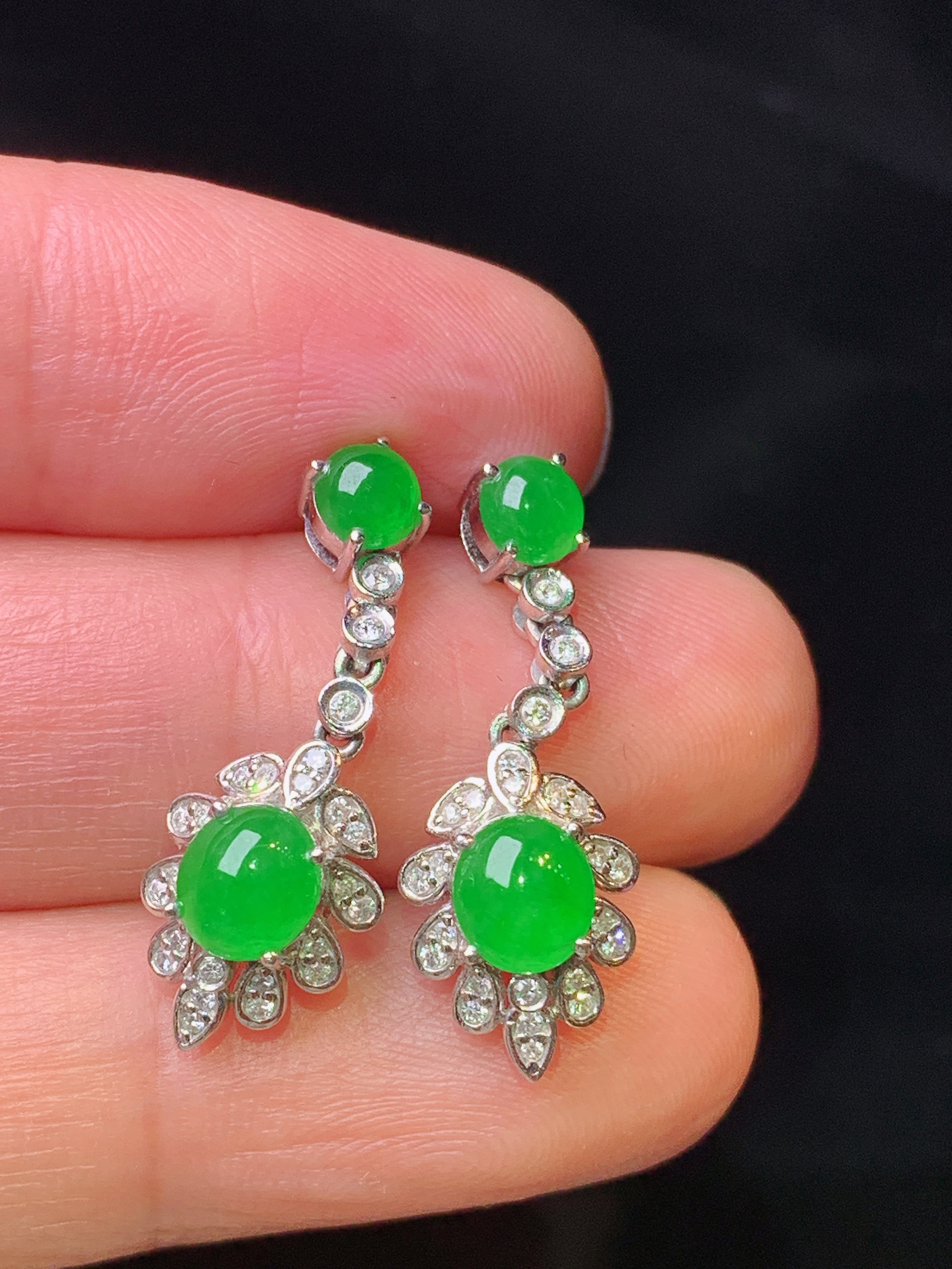 18k金钻镶嵌满绿蛋面耳坠 玉质细腻 色泽艳丽清新 水润亮眼 整体尺寸25.3*8.8*6L2