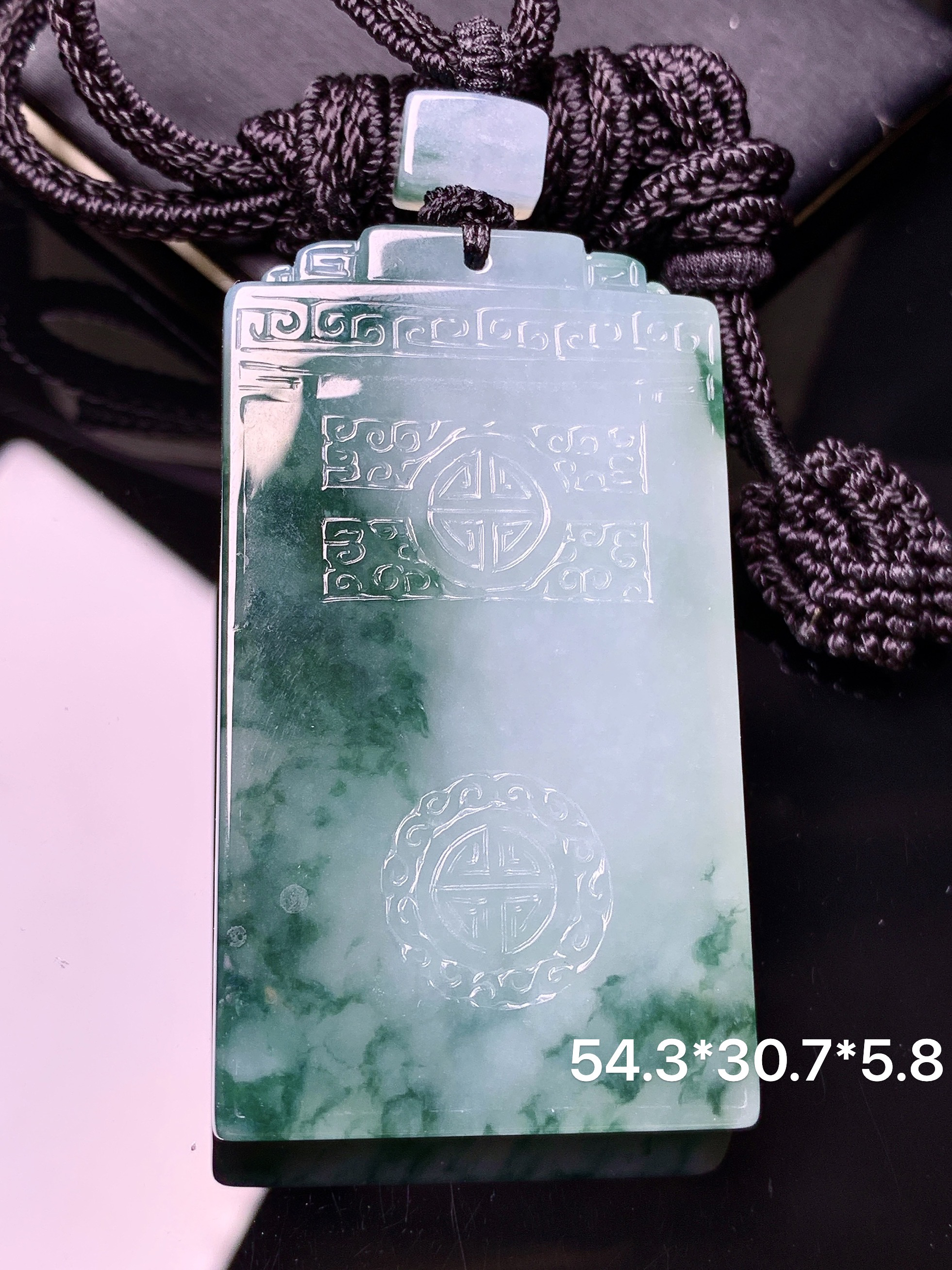 飘绿无事牌吊坠 玉质细腻 色泽艳丽清新 水润亮眼 整体尺寸54.3*30.7*5.8L1