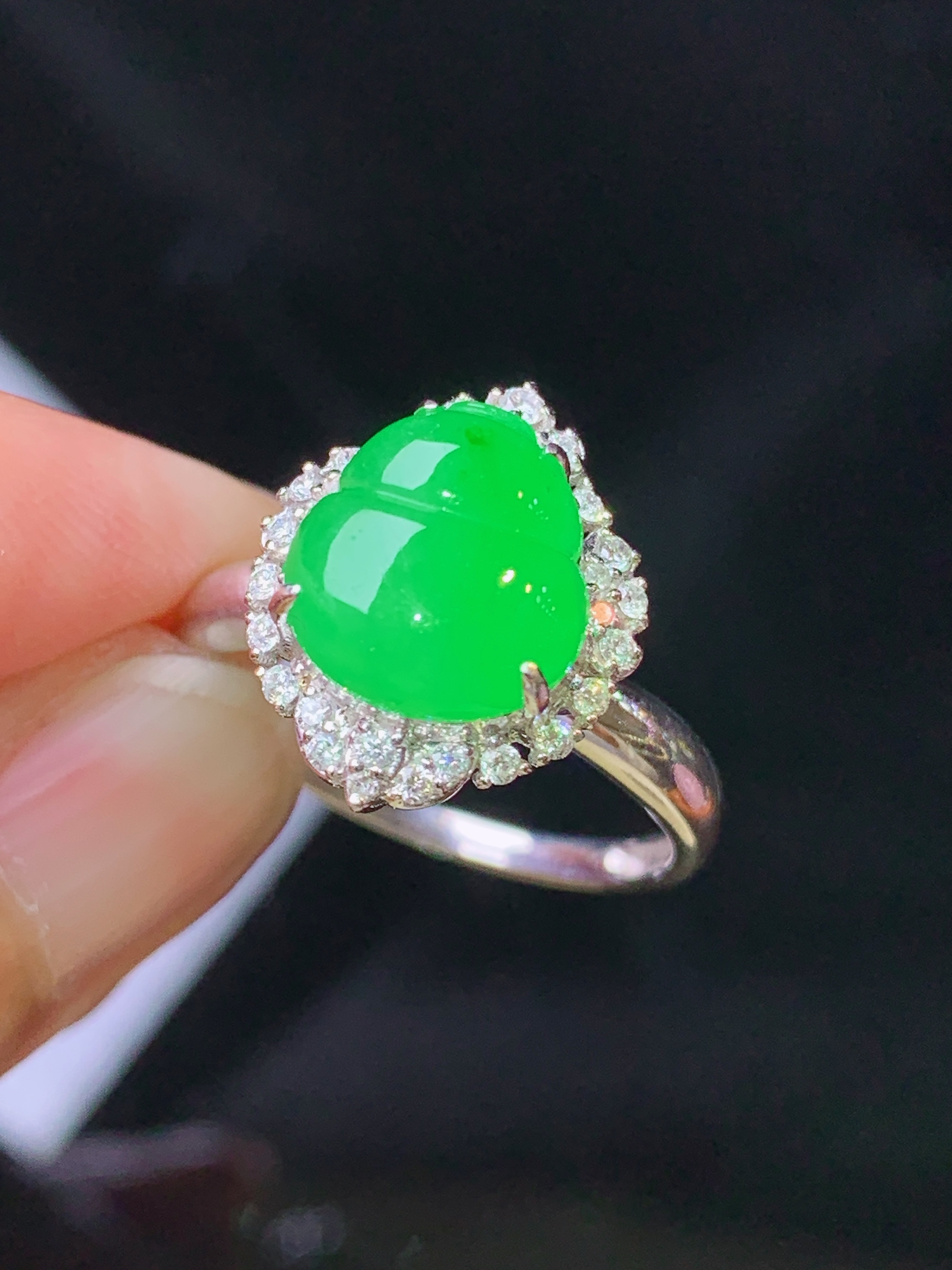 18k金钻镶嵌翠绿葫芦戒指 玉质细腻 色泽艳丽清新 水润亮眼 圈口14 整体尺寸15*12.3*9.8