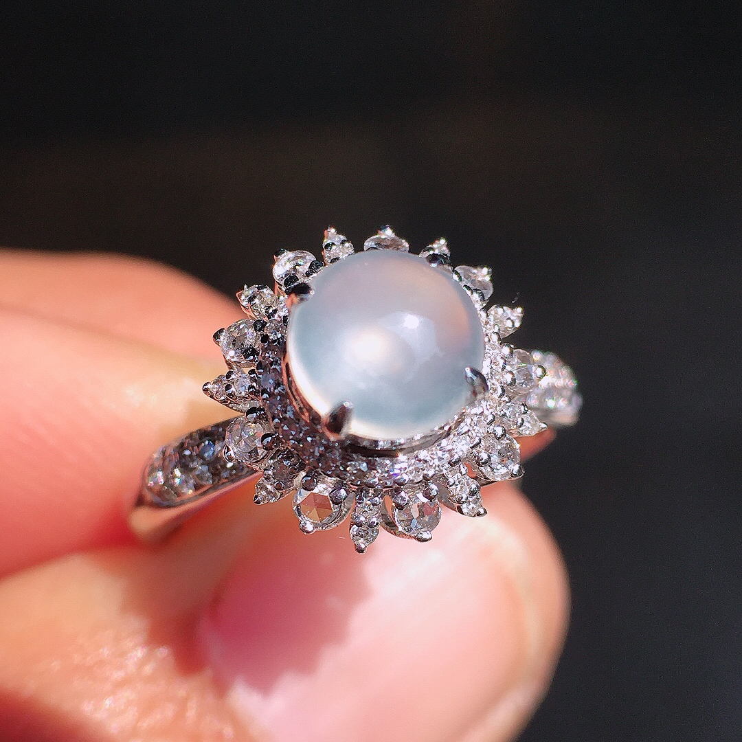 玻璃种蛋面戒指，玉质细腻，荧光感超
强，饱满圆润，尽显优雅气质，18k
金豪华镶嵌