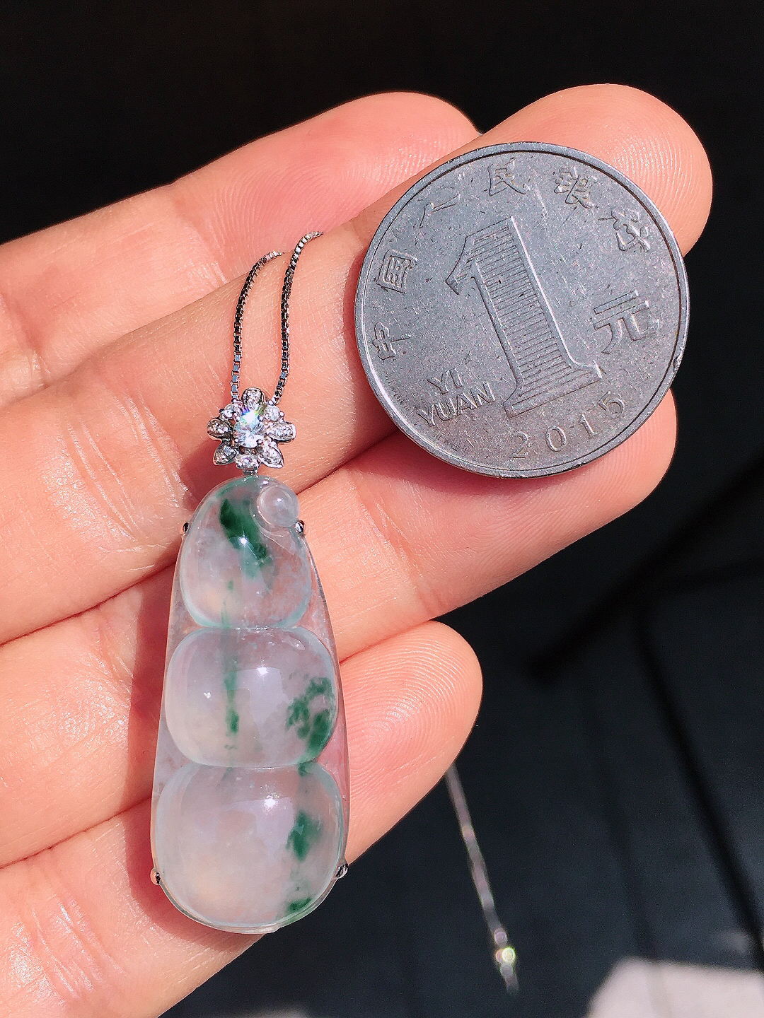 冰飘花福豆吊坠，色泽艳丽，玉质细腻，荧光感超
强，饱满圆润，尽显优雅气质，18k
金豪华镶嵌