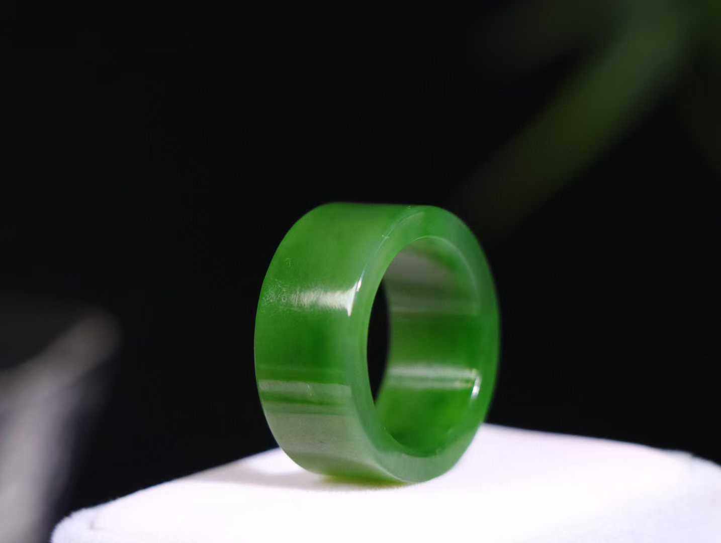 （古韵.扳指）

精品和田玉碧玉扳指 指环 戒圈。七号矿老料 纯正菠菜绿，直切工艺，款式精美，玉