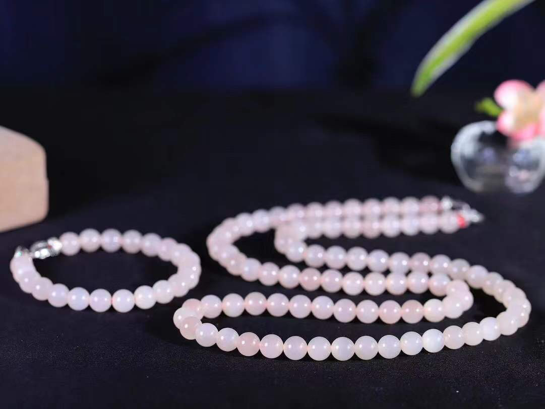 一套【珠圆玉润.套装】

精品和田玉藕粉珠圆玉润套装 玉质细腻油润 饱满光滑 质朴无华，悠远简单，